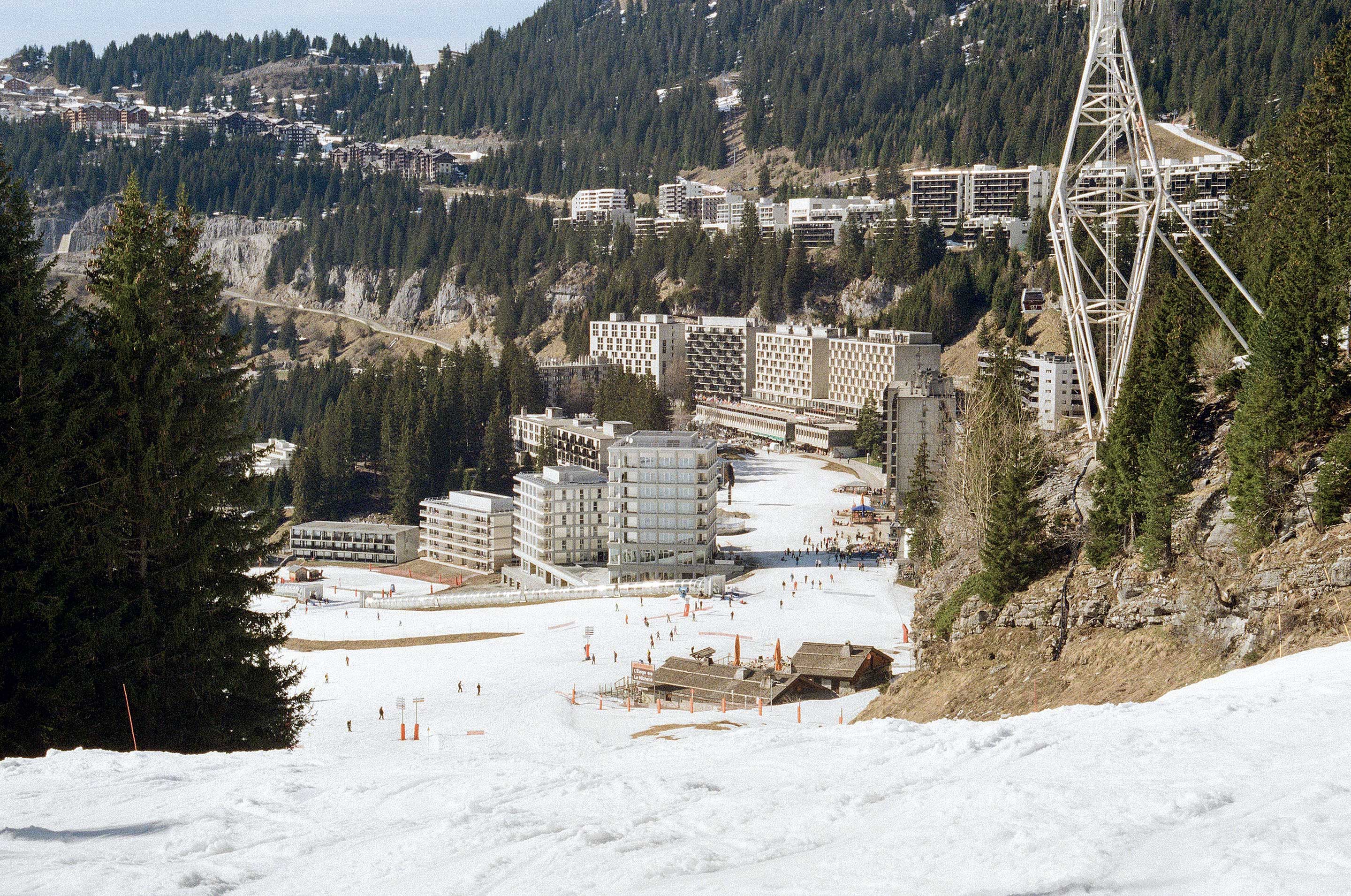 Entre le Front de Neige et le Forum, les trois bâtiments d’Alhéna s’insèrent dans le tissu flainois : au centre, la « tour » de l’hôtel, suivie à gauche des bâtiments accueillant les appartements.