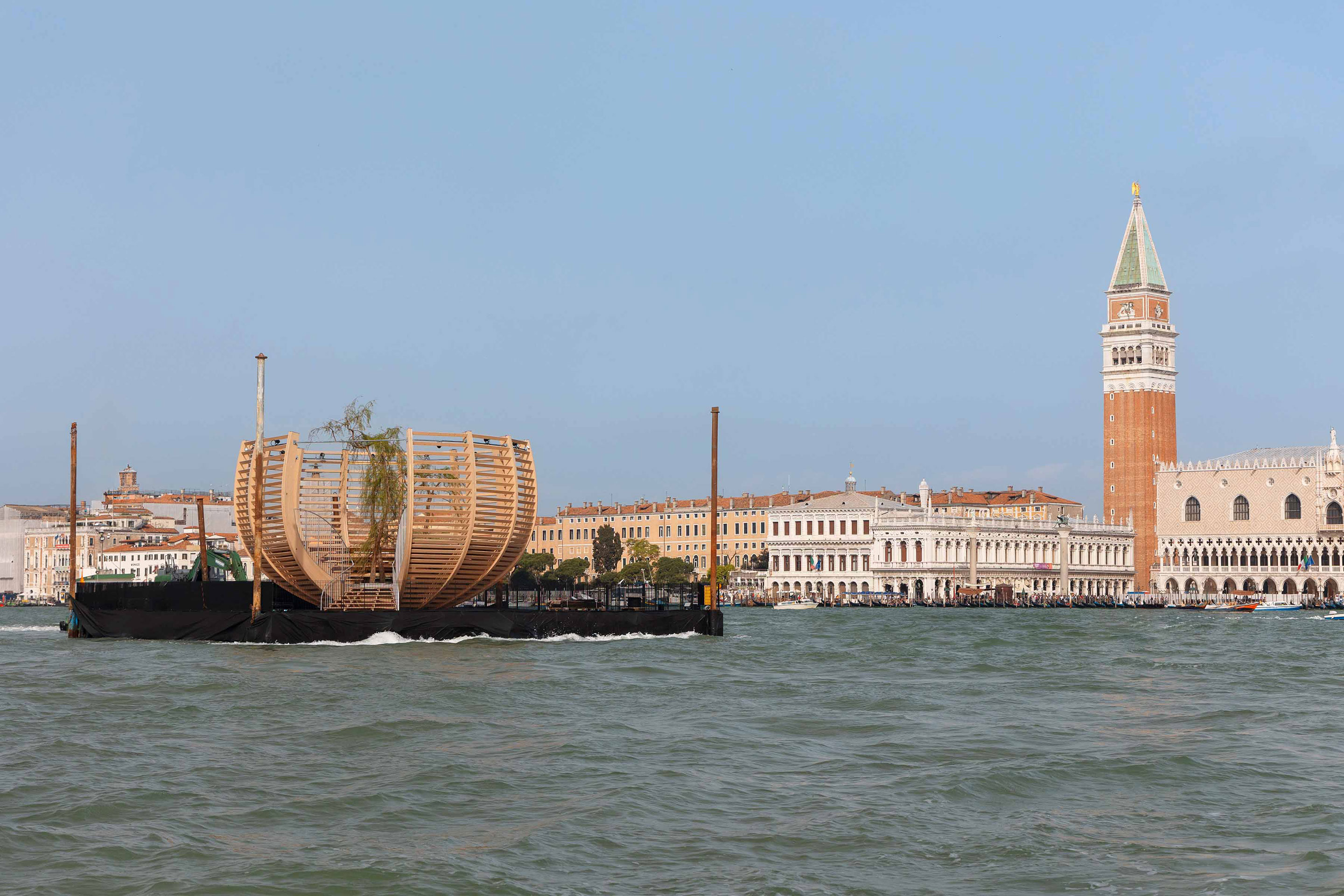 Auf dem Wasserweg in der Lagune, im Hintergrund die Silhouette von San Marco.