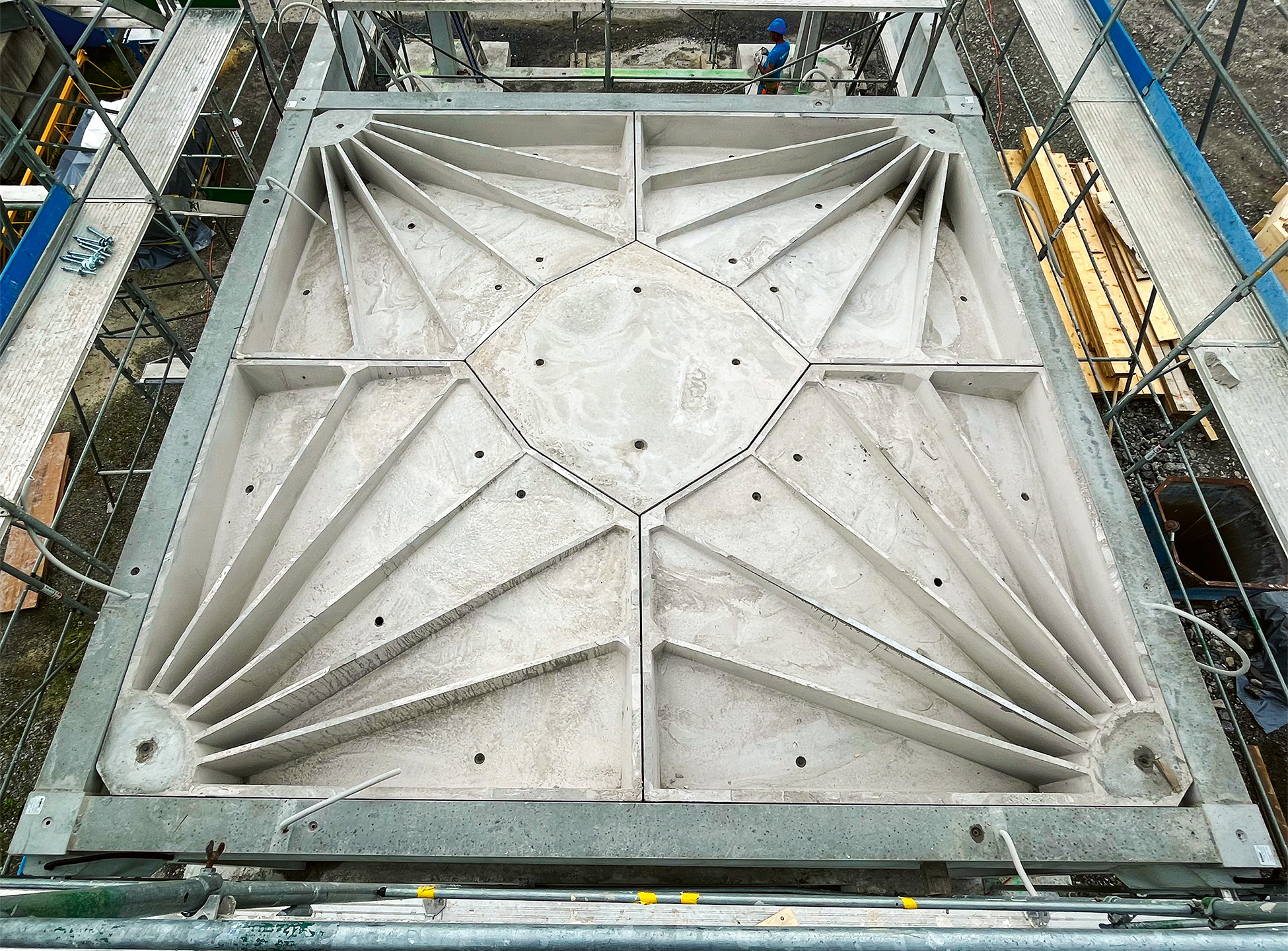 Prototipo in scala reale del Rippmann Floor System realizzato per CreaTower I. I cinque elementi del sistema sono prodotti in fabbrica e assemblati in opera