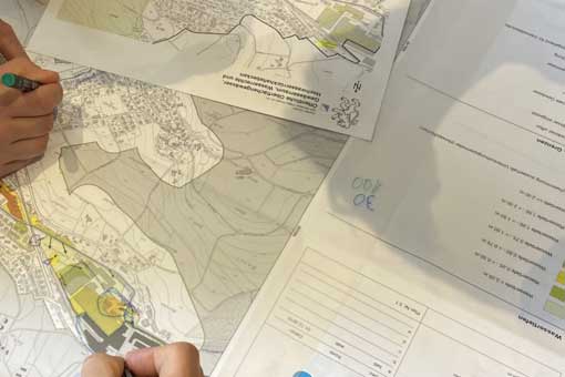 Le valutazioni dei rischi costituiscono la base di qualsiasi pianificazione di misure ben ragionata: i partecipanti del corso «Viaggio verso il rischio accettato» si chinano in modo approfondito sulla questione.