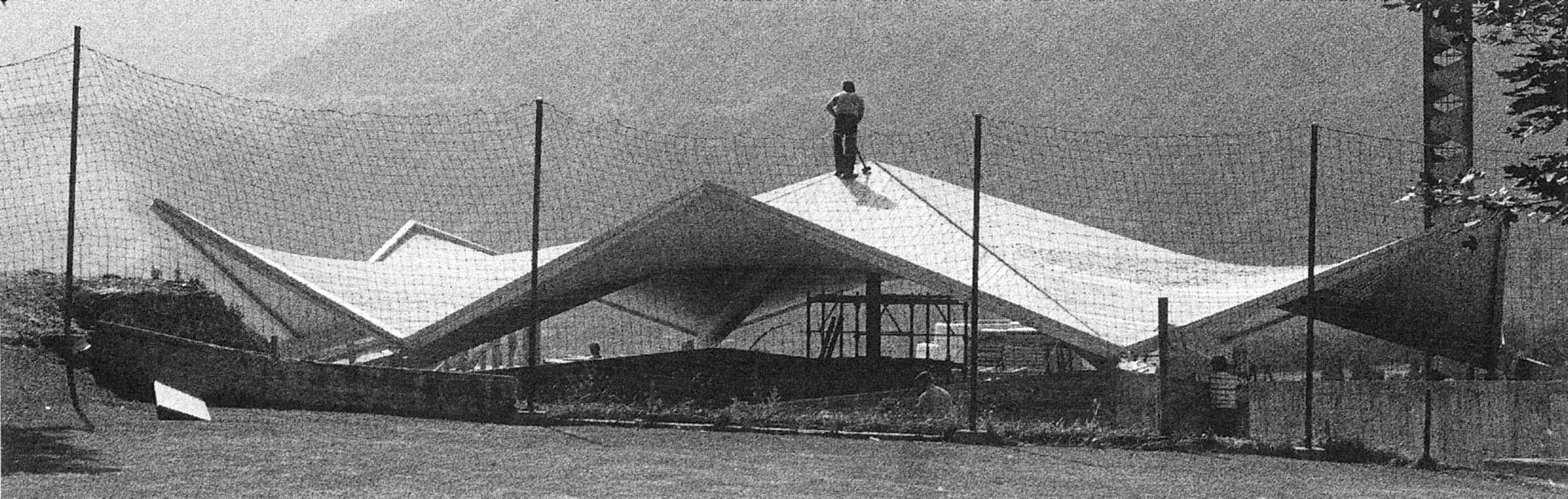 Gusci paraboloidi iperbolici in legno per la sala polivalente del Kinderdorf Leuk (1985) di Heidi e Peter Wenger e Hans-Heini Gasser.