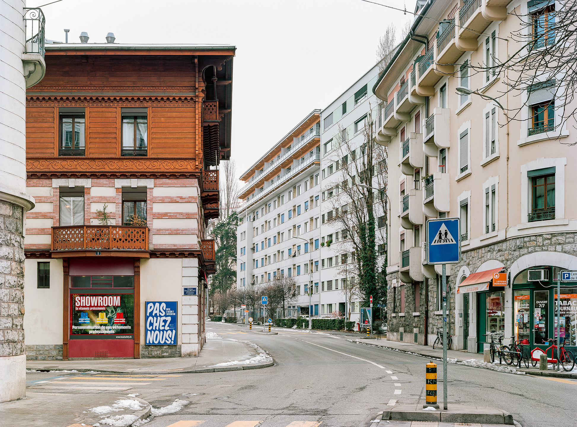 En quête d’un élément de contexte fournissant une analogie à laquelle s’accrocher, les architectes se laissent inspirer par le curieux petit chalet aux poutres  apparentes qui marque l’entrée de la rue.