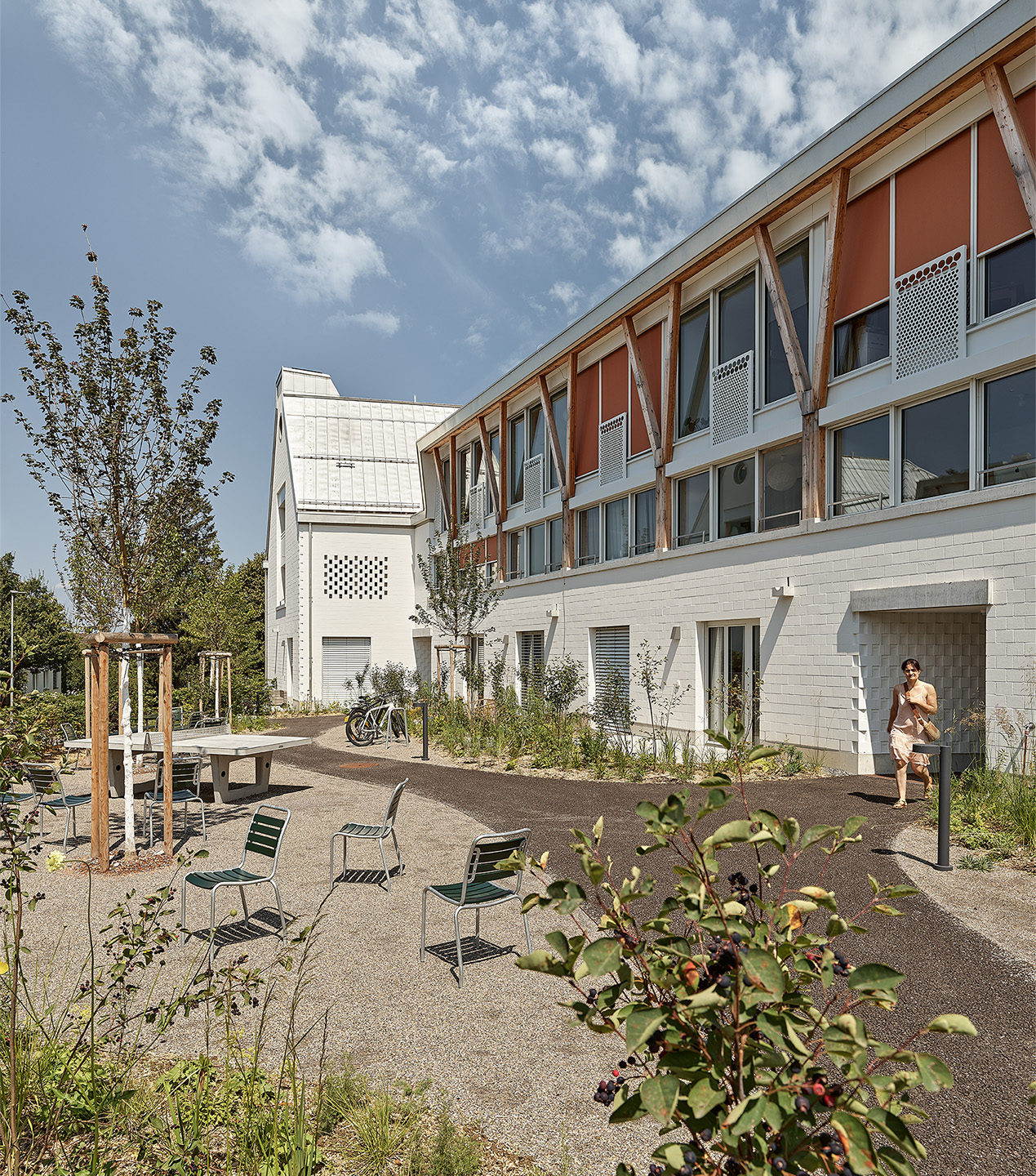 Holz wurde an der Fassade für die über zwei Geschosse ragenden Y-Träger aus verleimtem Lärchenholz verwendet.