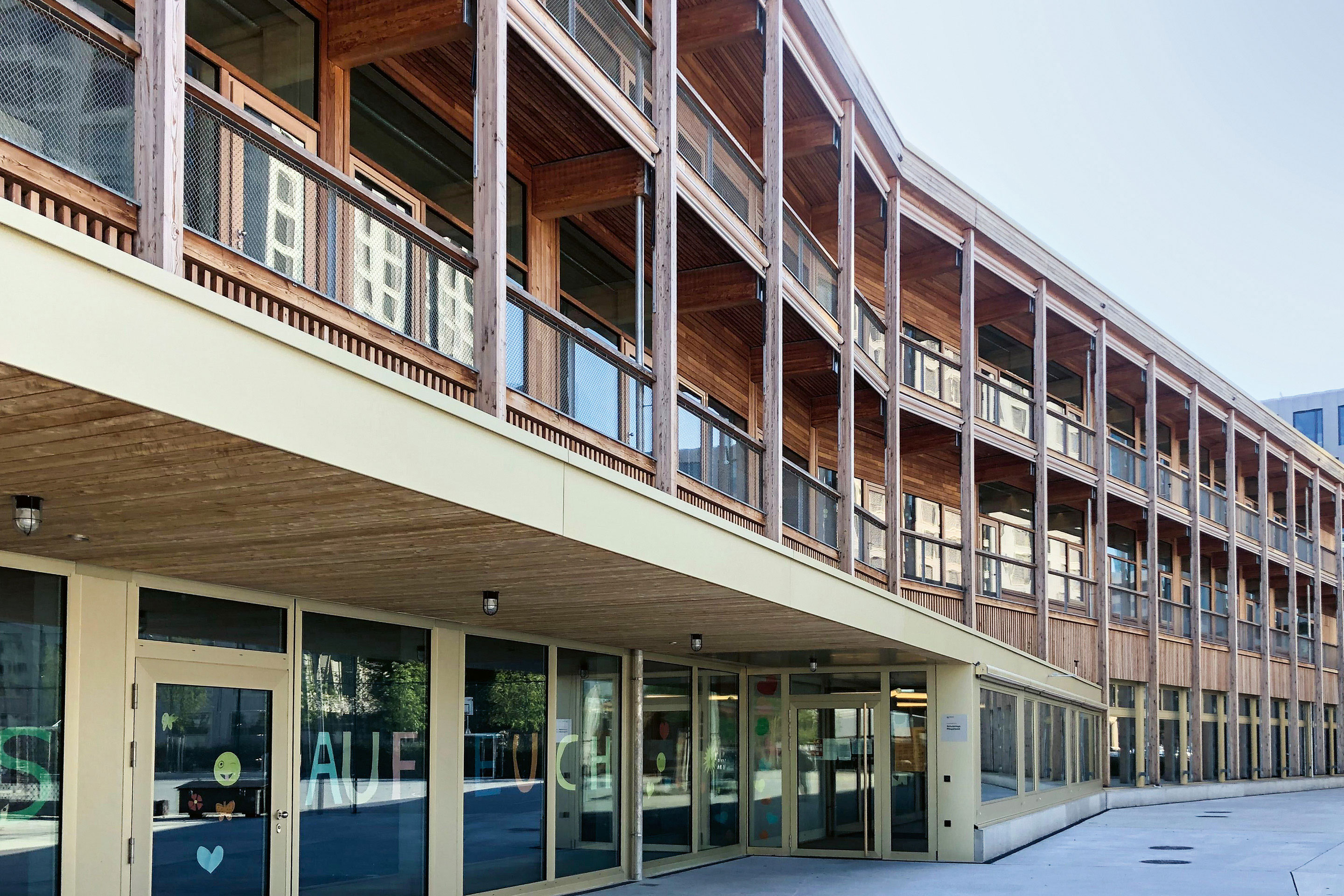 Das Verbundlüftungskonzept der Schulanlage Pfingstweid, Zürich (Baumann Roserens Architekten) kommt mit weniger Gebäudetechnik aus und ist daher sowohl aus gestalterischer Sicht interessant als auch platzsparend. Label: Minergie-ECO.