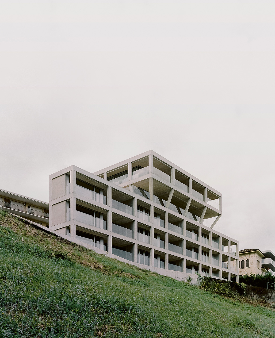 Palazzina di appartamenti via Carona Paradiso