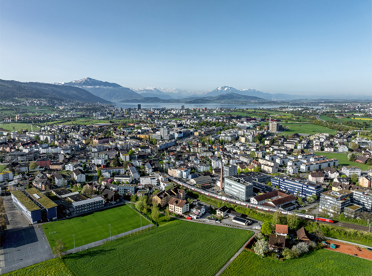 Luftaufnahme von den Städten Baar und Zug