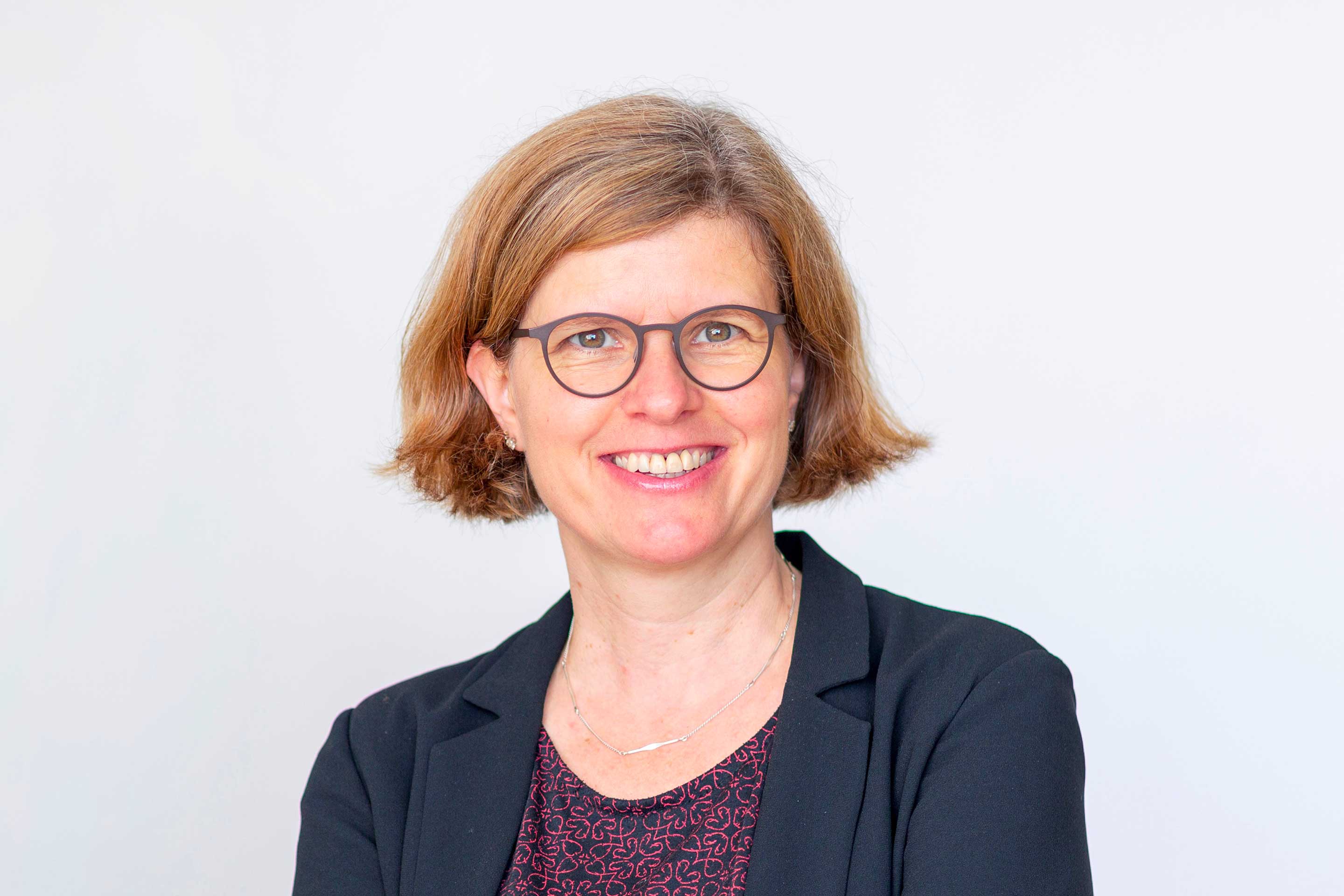 Barbara Sintzel dirige l’Institut durabilité et énergie dans la construction de la Haute école d’architecture, de génie civil et de géomatique de la FHNW (Haute école spécialisée du nord-ouest de la Suisse). En parallèle de son activité de professeure, elle s’engage, avec le bureau qu’elle a créé, NASKA GmbH, auprès de la SIA, entre autres en tant que présidente de la Commission des normes relatives à l’environnement et au développement durable (KNU) et vice-présidente de la Commission centrale des normes (