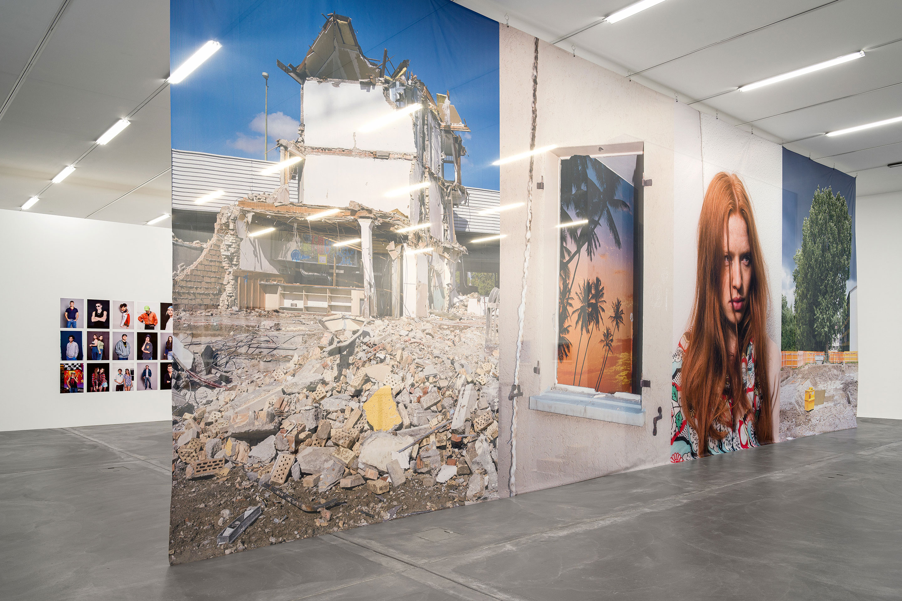 Beim Betreten der Kunsthalle machen die vier raumhohen Bilder deutlich, worum es in der Ausstellung geht: um den Umbruch von Schwamendingen und die Menschen, die ihn dort erleben.