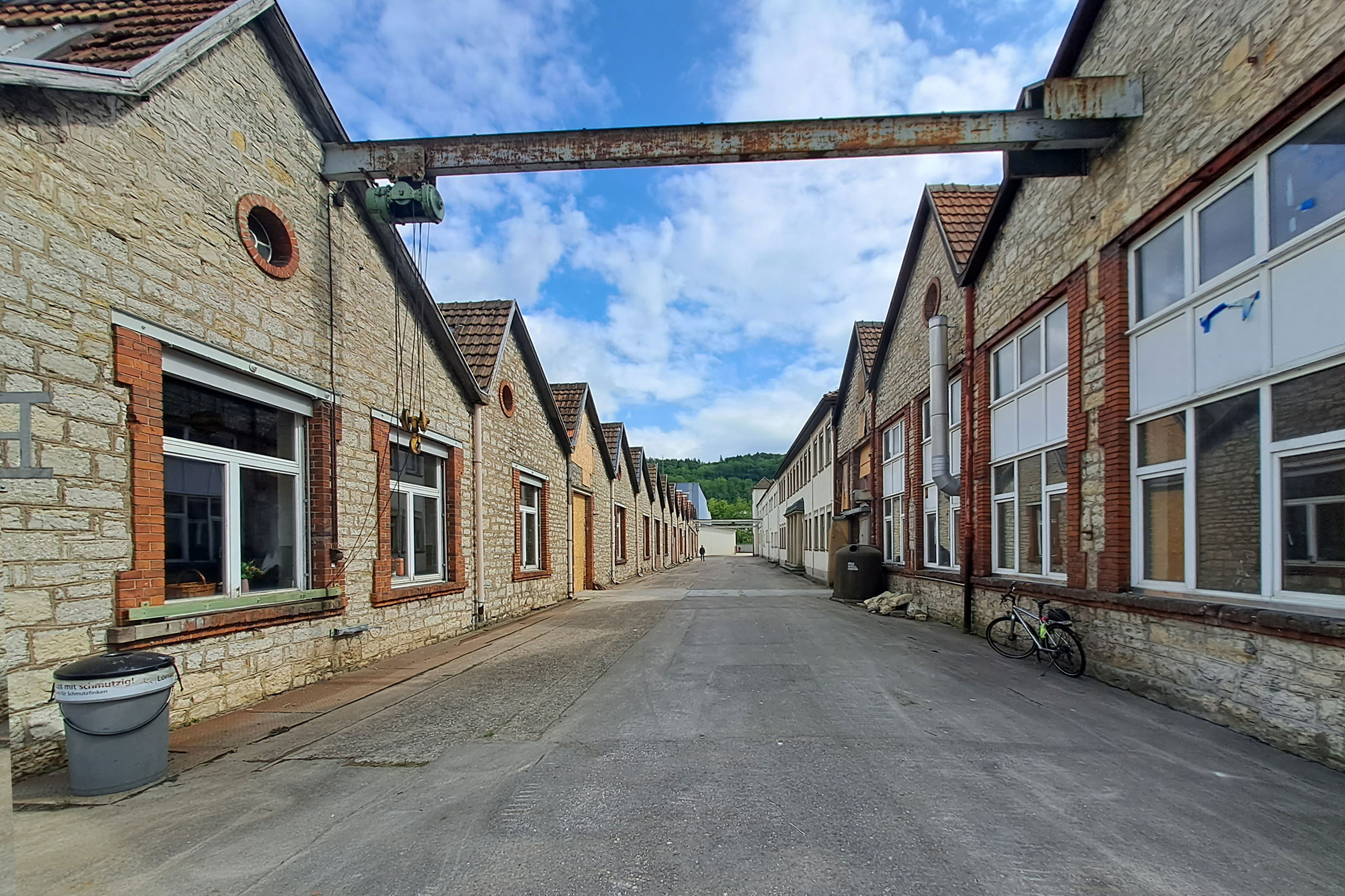 Beim Gang über das Gelände der Lauffenmühle fallen die historische Fabrikgebäude mit ihren schönen Natursteinfassaden auf: 100 Jahre alte Handwerkskunst, die sich heute keiner mehr leisten kann.