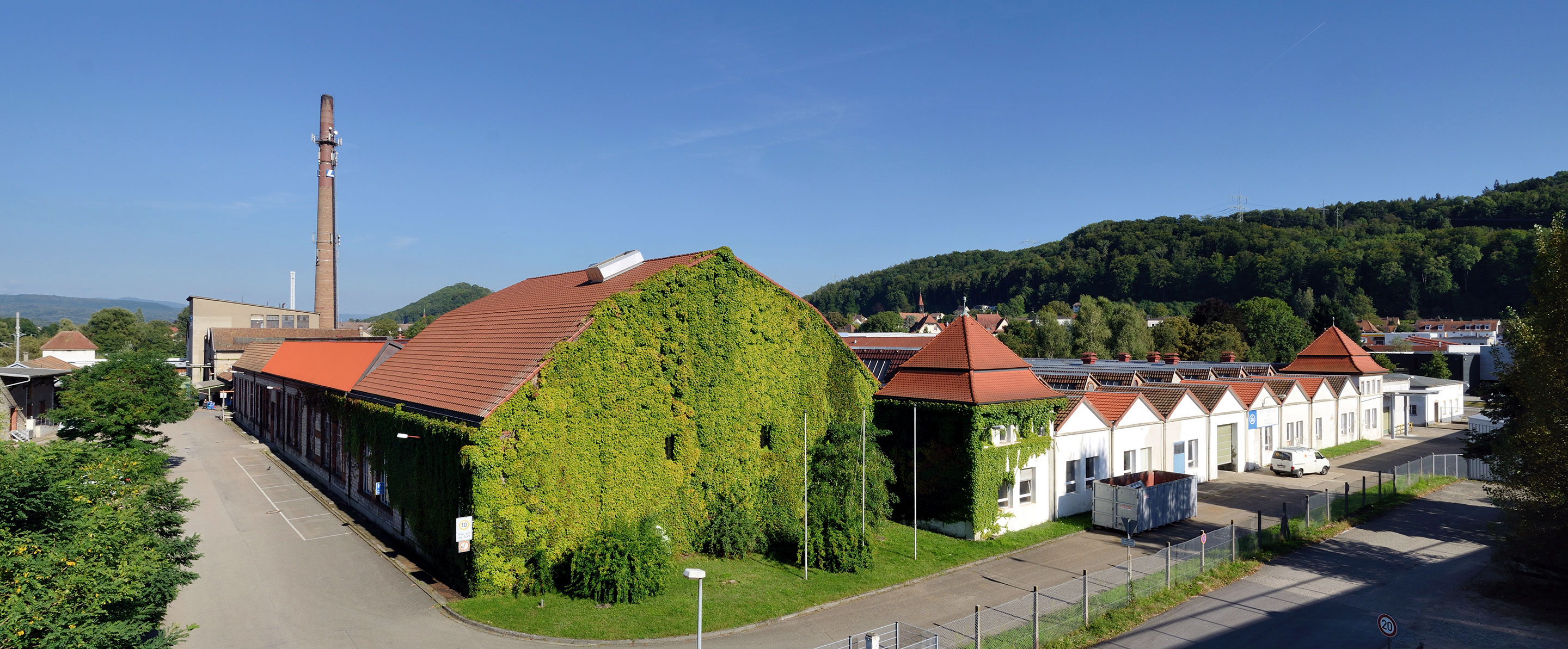 Ein architektonische Besonderheit sind die markanten Kopfbauten vor den Shedhallen.