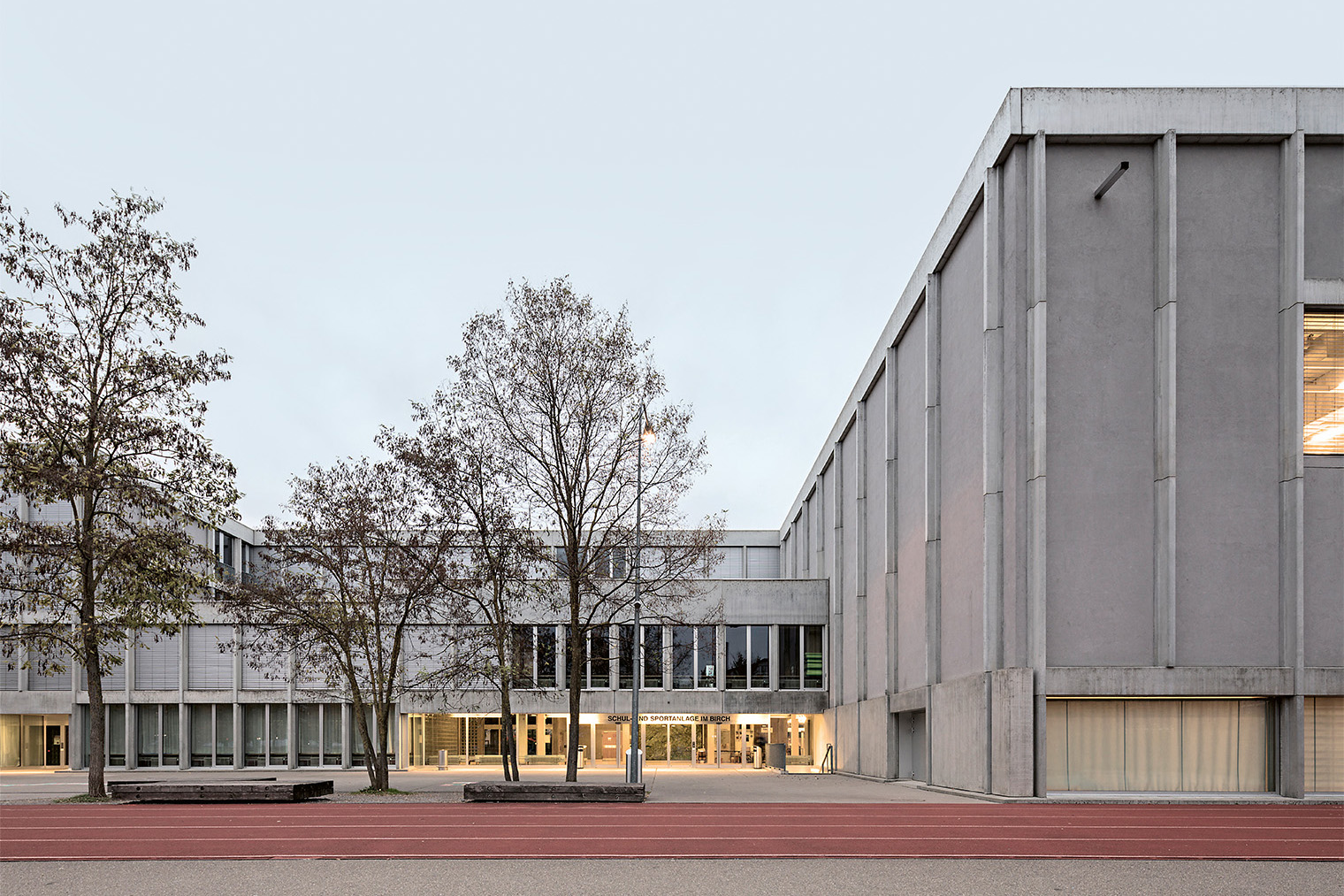 Das 2004 eingeweihte Schulhaus «Im Birch» (Architektur Peter Märkli; Tragwerksplanung: Bänziger + Bacchetta +  Fehlmann + Partner, Zürich) war das Pilotprojekt der Stadt Zürich für den Einsatz von Recyclingbeton mit Betongranulat.