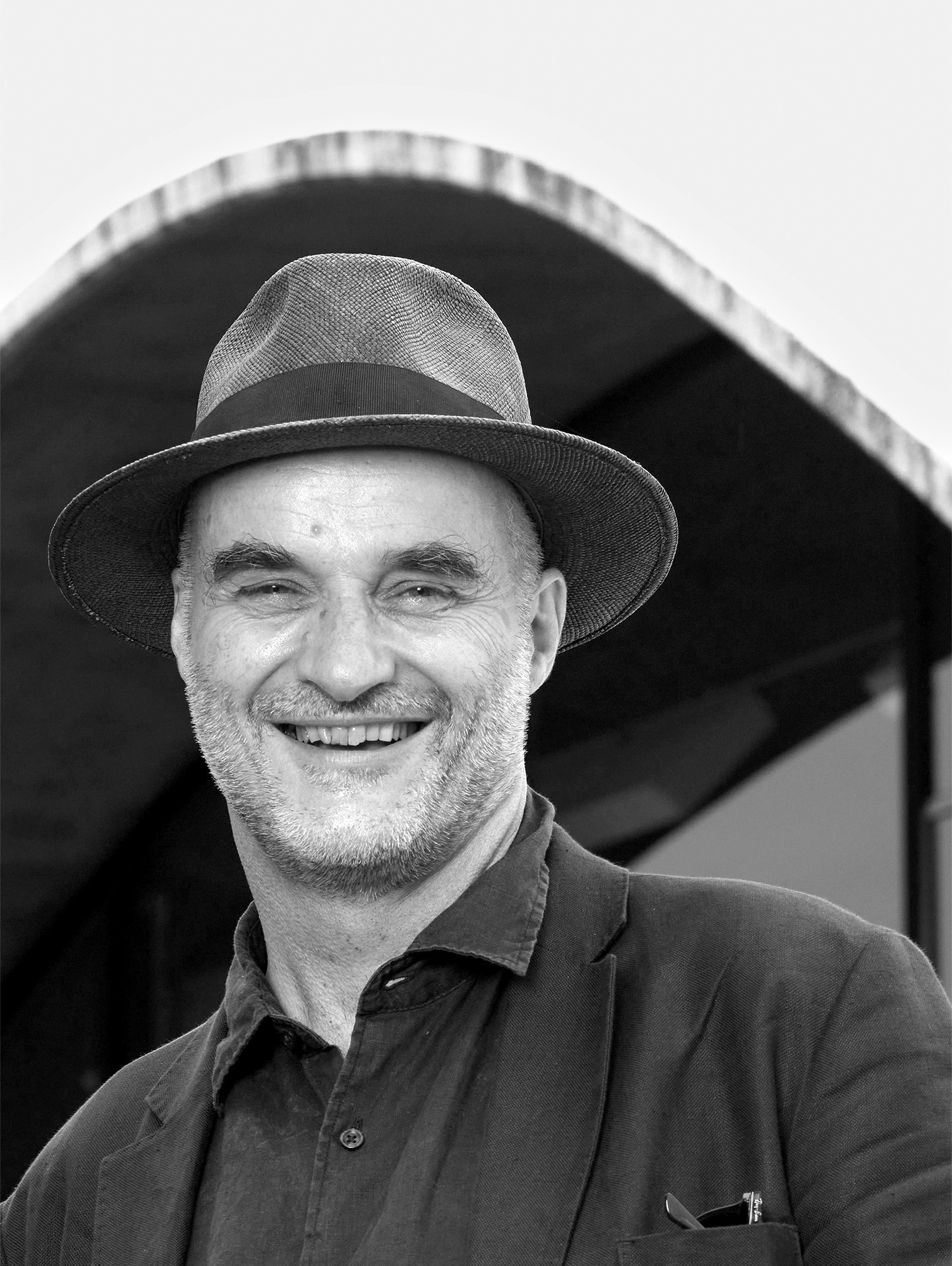 Francesco Della Casa est architecte, critique, auteur de plusieurs ouvrages. Il travaille depuis 2011 pour le Canton de Genève en tant qu’architecte cantonal. Auparavant, il était rédacteur en chef de TRACÉS.