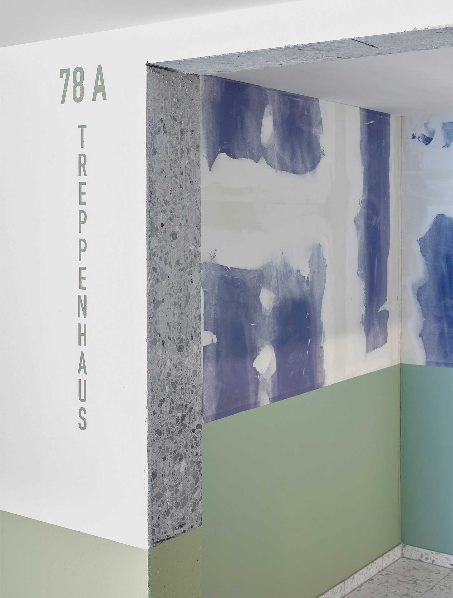 Dans les couloirs, les couleurs des cloisons transparaissent en partie et les découpes dans les murs existants sont volontairement restées visibles.
