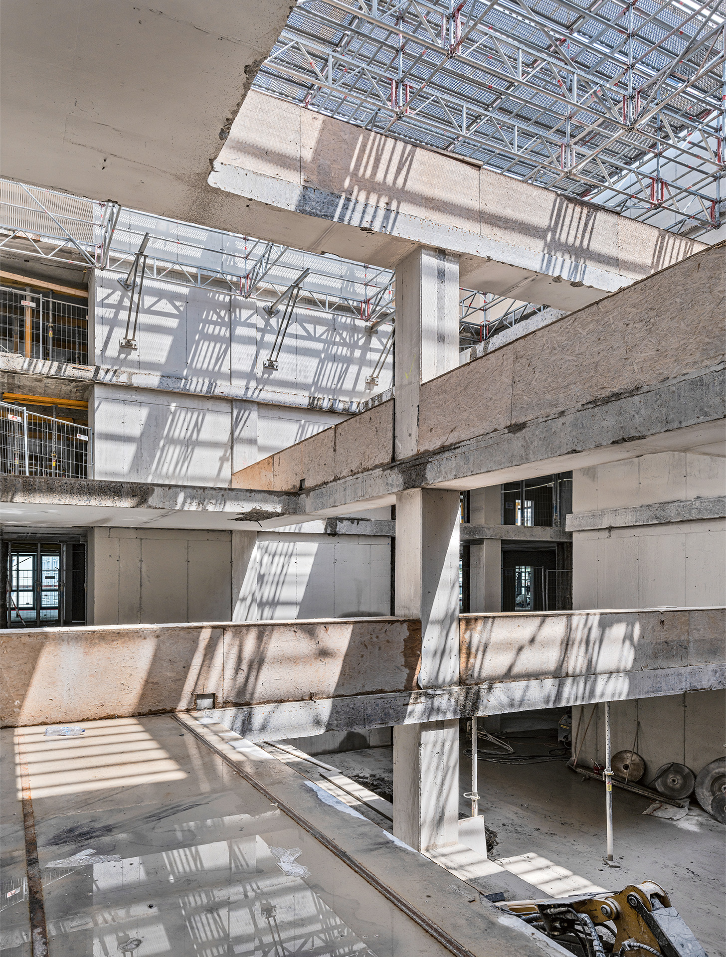La structure interne des planchers a été redécoupée et transformée en atrium qui laisse passer la lumière. À l’origine, ces surfaces étaient conçues pour un usage de stockage et étaient donc équipées de piliers en béton de 60 cm d’épaisseur.