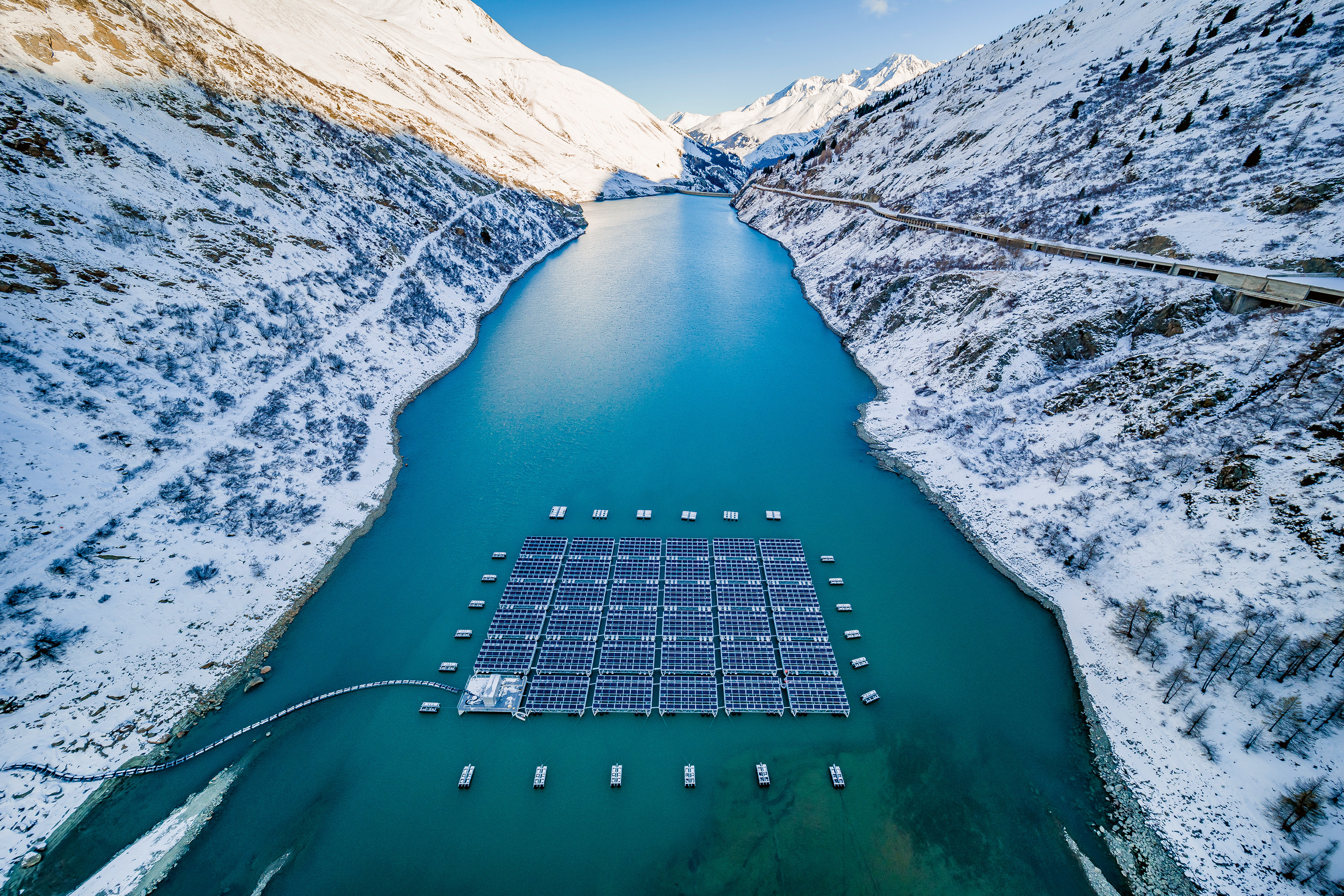 Les 2240 m2 de panneaux solaires bifaciaux du démonstrateur du parc solaire flottant du lac des Toules.