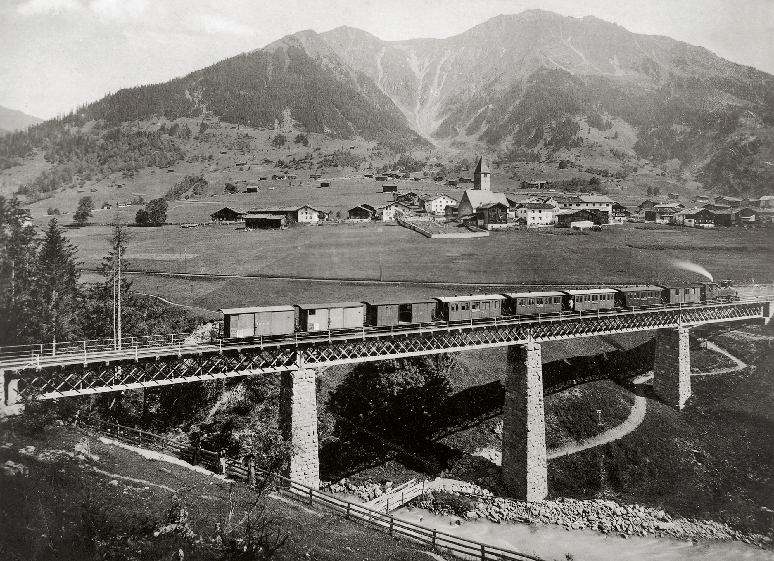 Il ponte sul Landquart presso Klosters, con il treno in discesa