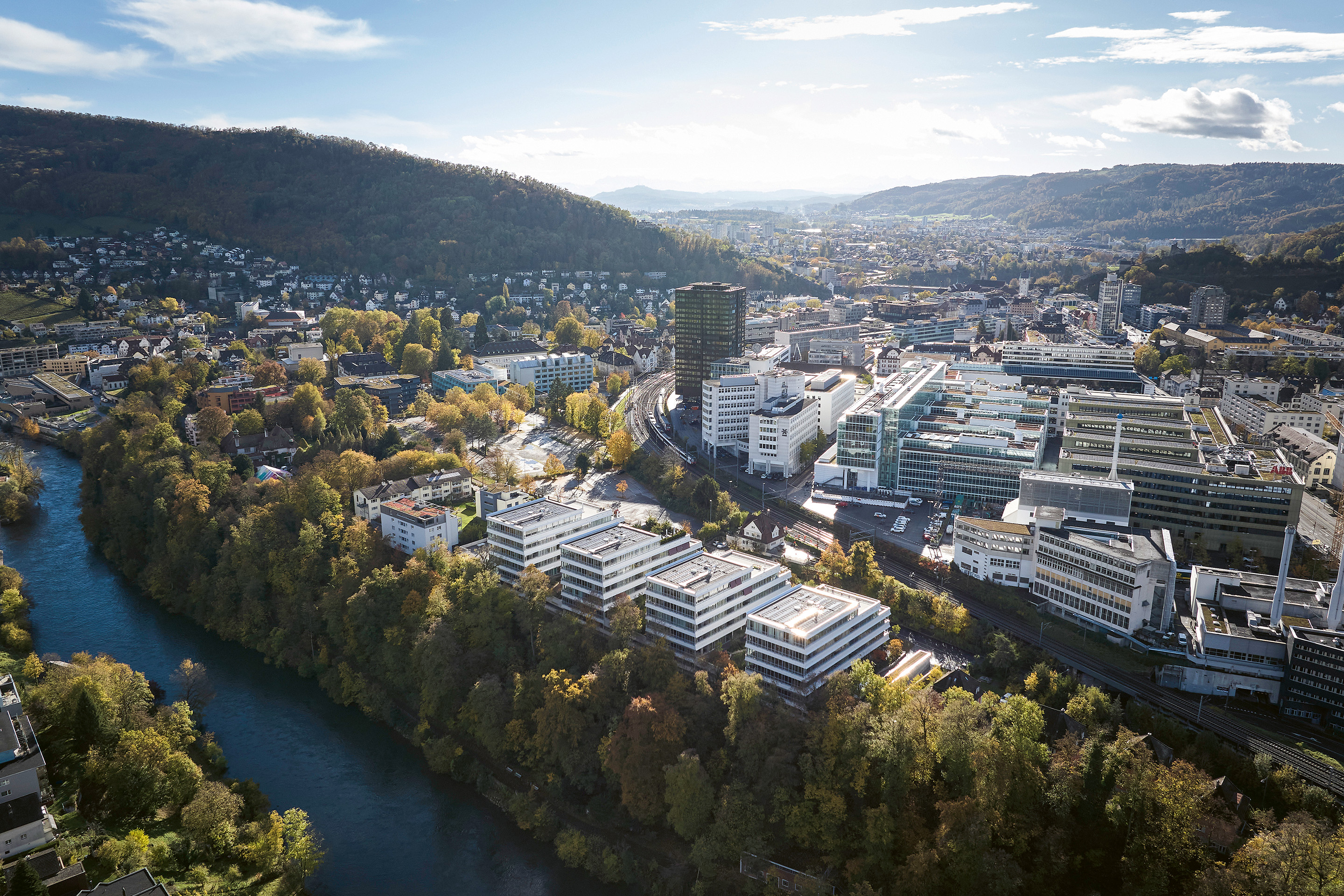Grazie a interventi mirati, quattro edifici per uffici nel quartiere industriale di Baden sono stati conservati e trasformati in appartamenti. Si trovano in una posizione panoramica e sono ben collegati alla città.