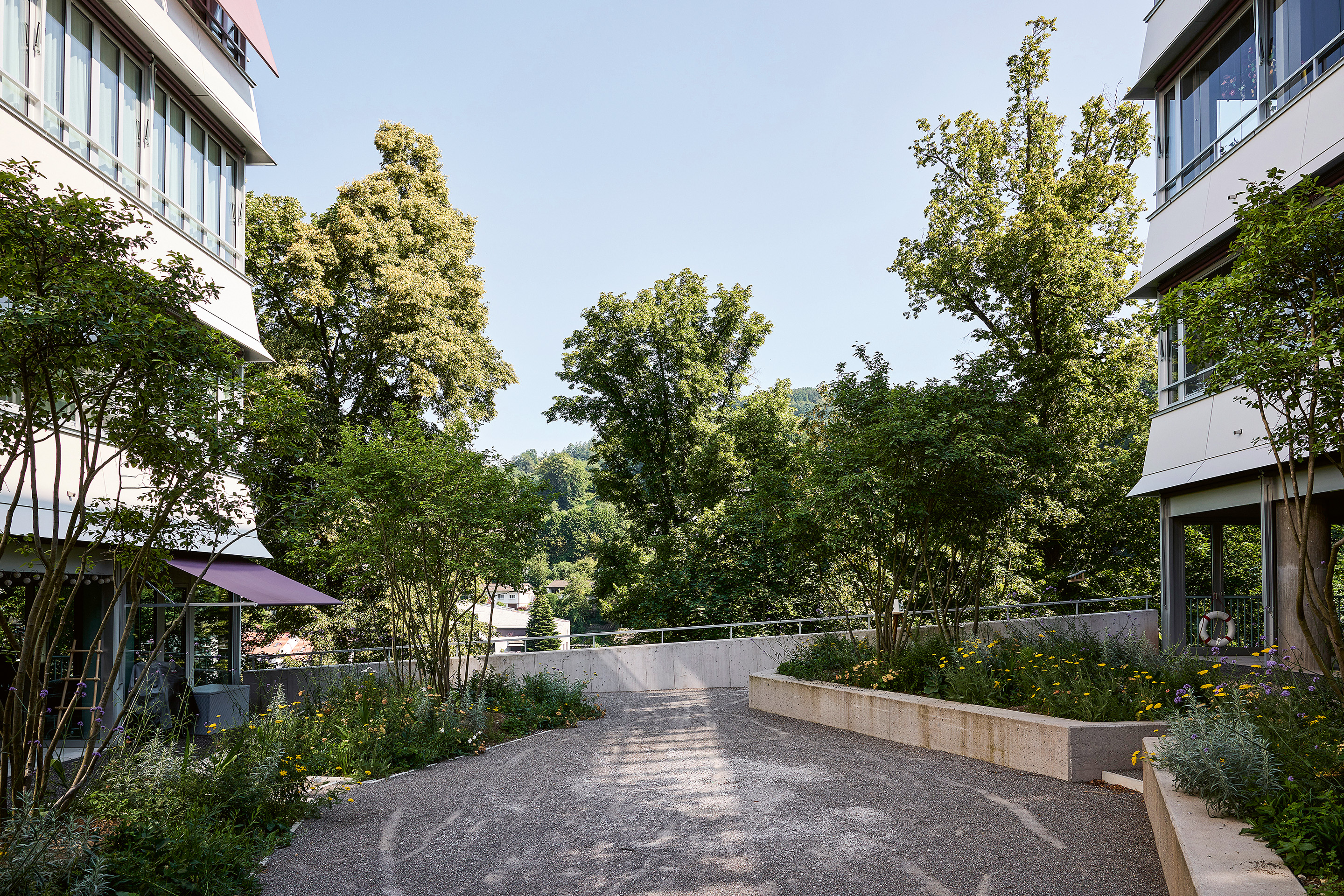 Invece di costruire nuovi alloggi in un’area verde e di utilizzare ulteriori risorse per le infrastrutture e la mobilità, qui sono stati creati appartamenti in un’area ben sviluppata: questa è una densificazione sensata.