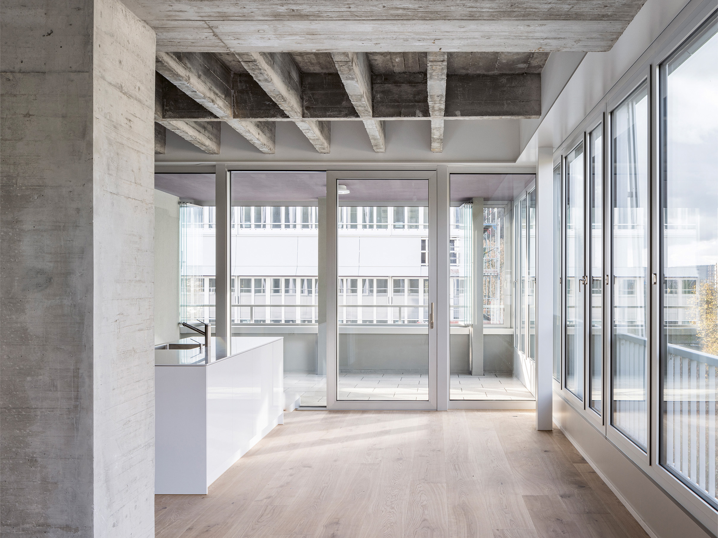 BLors de la transformation des bureaux de la Römerstrasse à Baden, les traces du passé sont lisibles et caractérisent le charme des appartements.