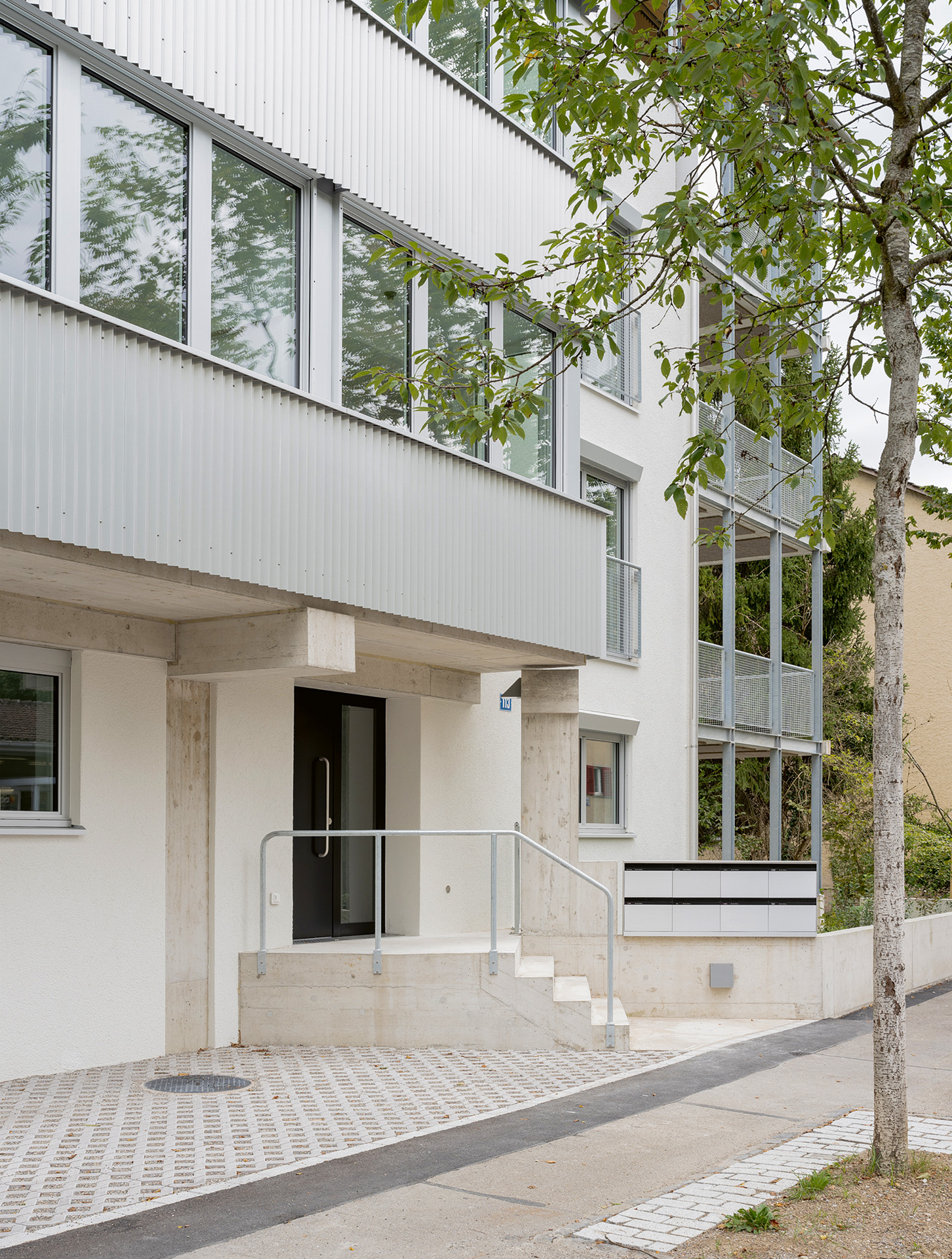 Le geste fort de l’entrée matérialise désormais l’adresse du bâtiment vers la Triemlistrasse.