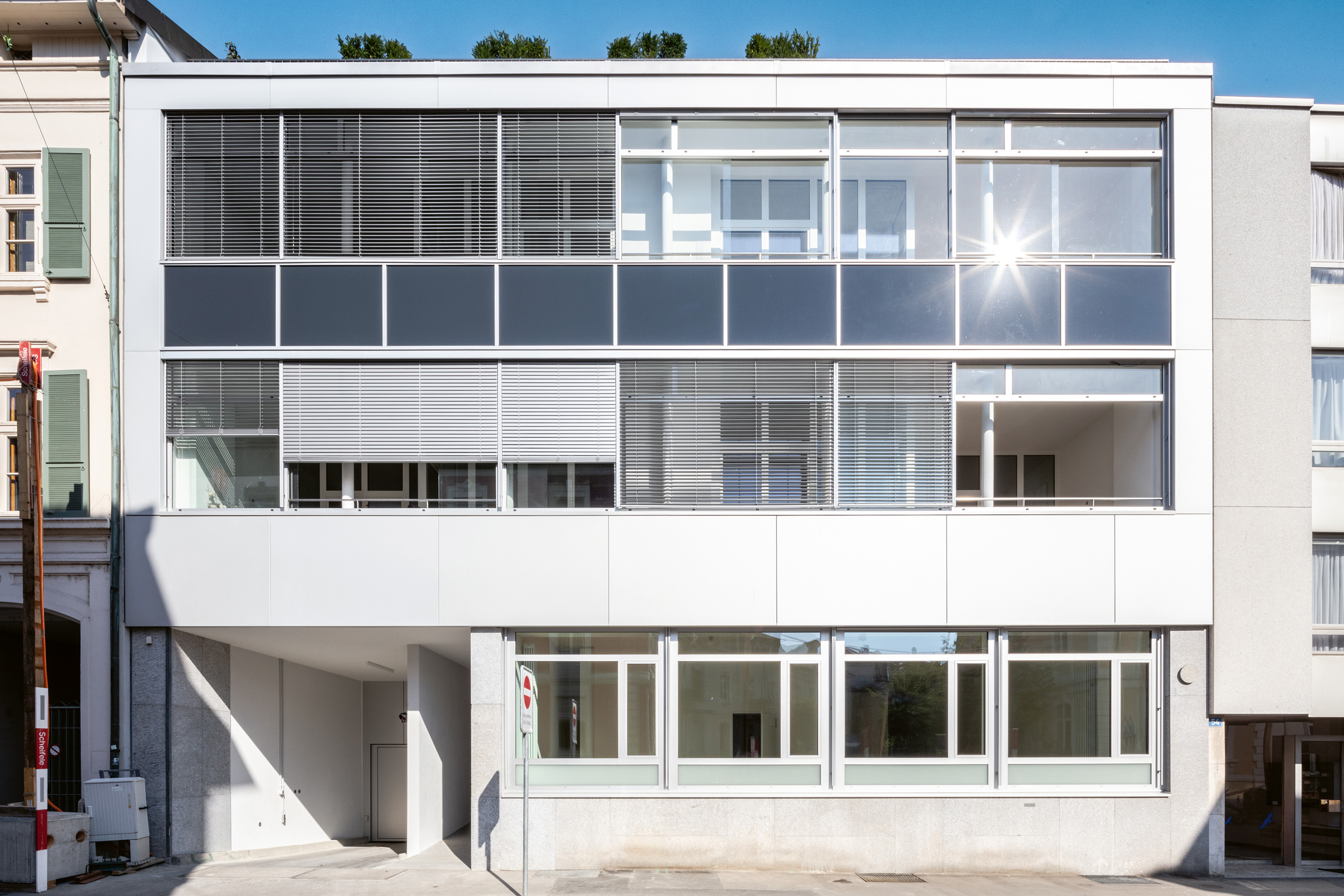 La façade a été conservée dans son état d’origine et dissimule la considérable transformation architecturale et énergétique