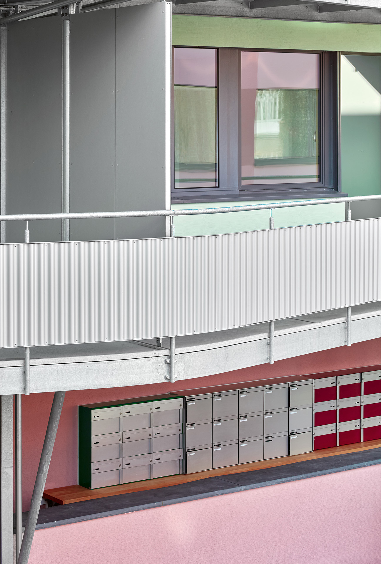 Des balcons suspendus, des boîtes aux lettres réutilisées et des traces lisibles de l’utilisation précédente, confèrent au projet «Lise &amp; Lotte» une esthétique nouvelle et captivante.
