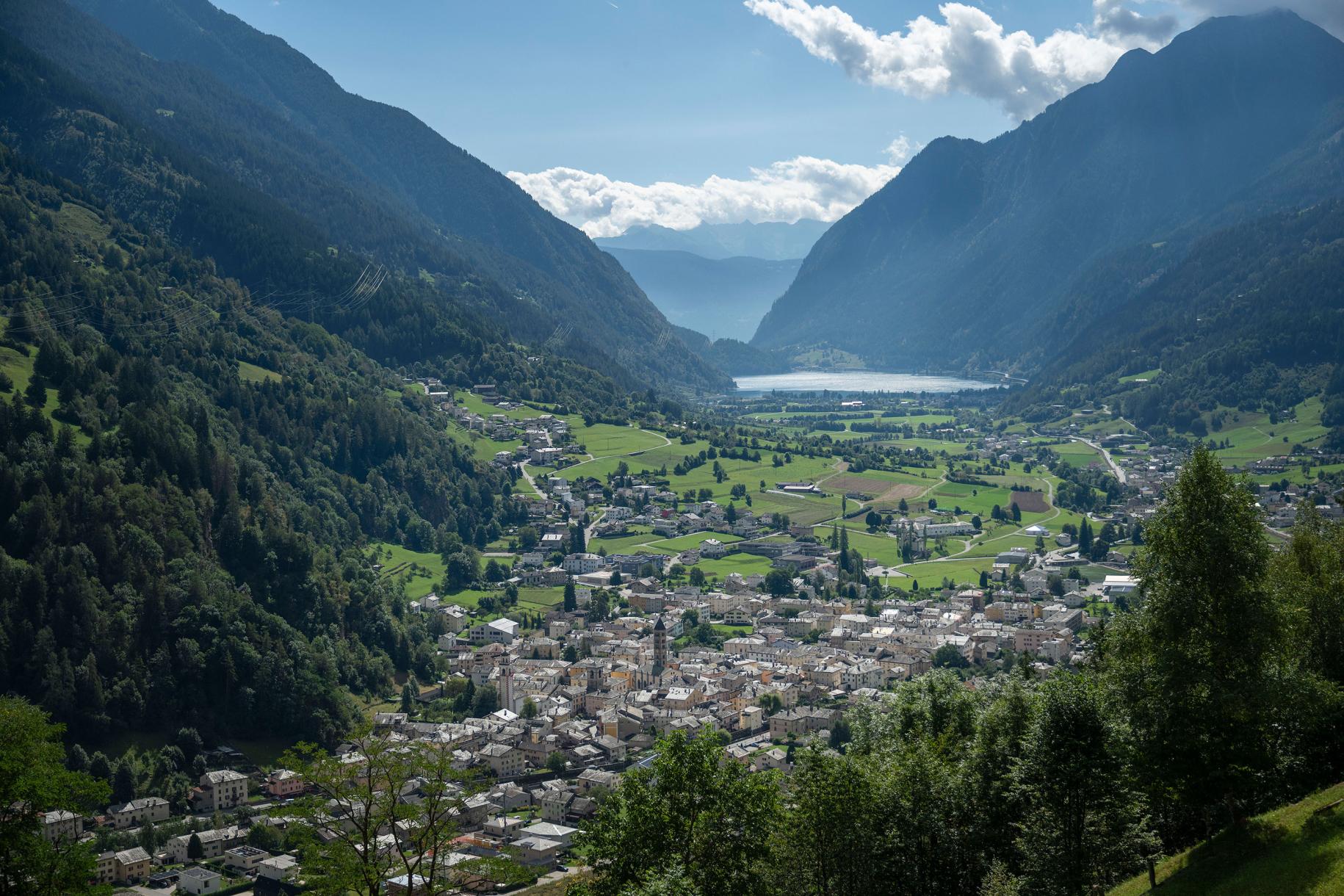 Poschiavo trasforma la sua posizione periferica in un'opportunità, combinando autonomia, cultura architettonica e sviluppo sostenibile in un modello pionieristico per le regioni montane.