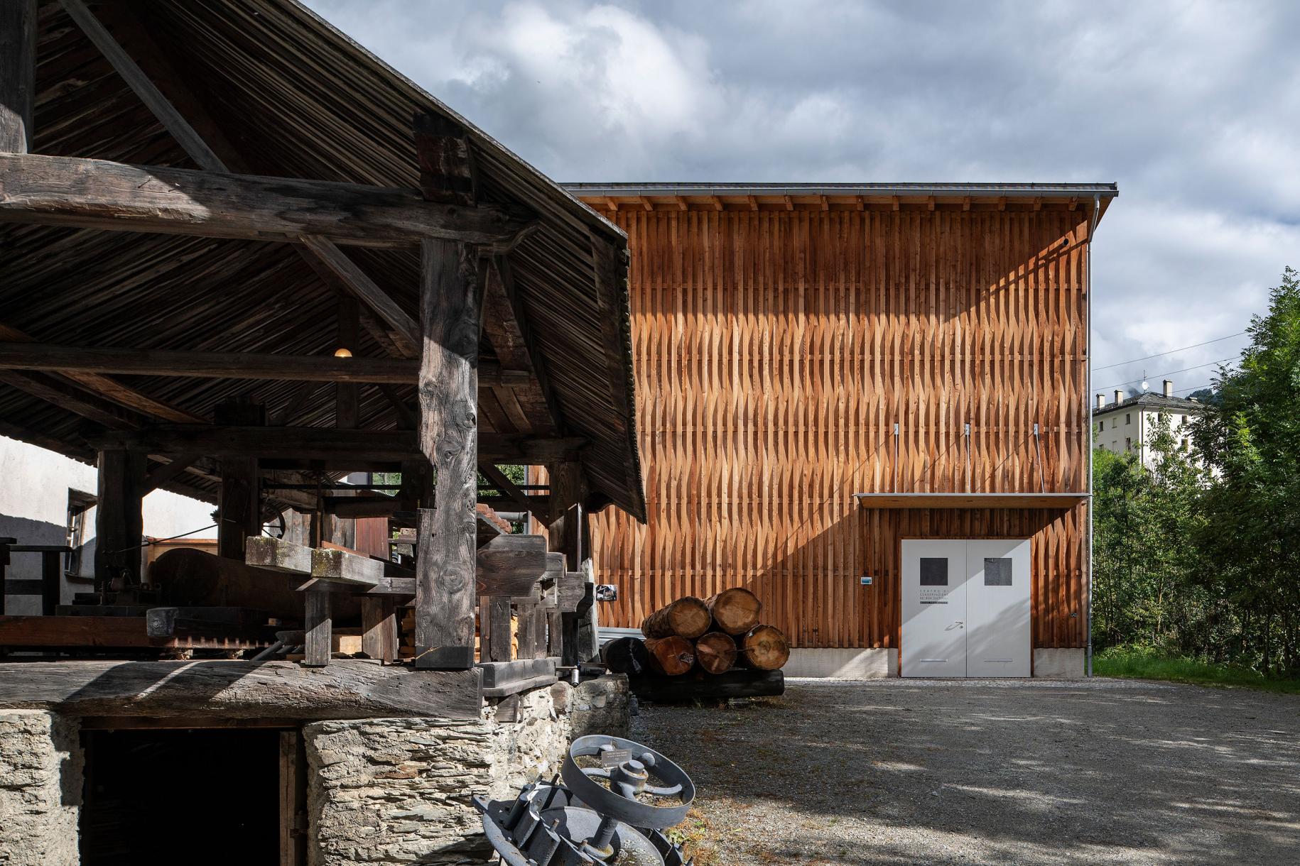 Il deposito culturale dei Musei Valposchiavo è un edificio in legno progettato con grande sensibilità da Urbano Beti. Al suo interno sono custoditi oggetti storici di uso quotidiano, che vengono preservati, restaurati, elaborati e resi accessibili per scopi didattici.