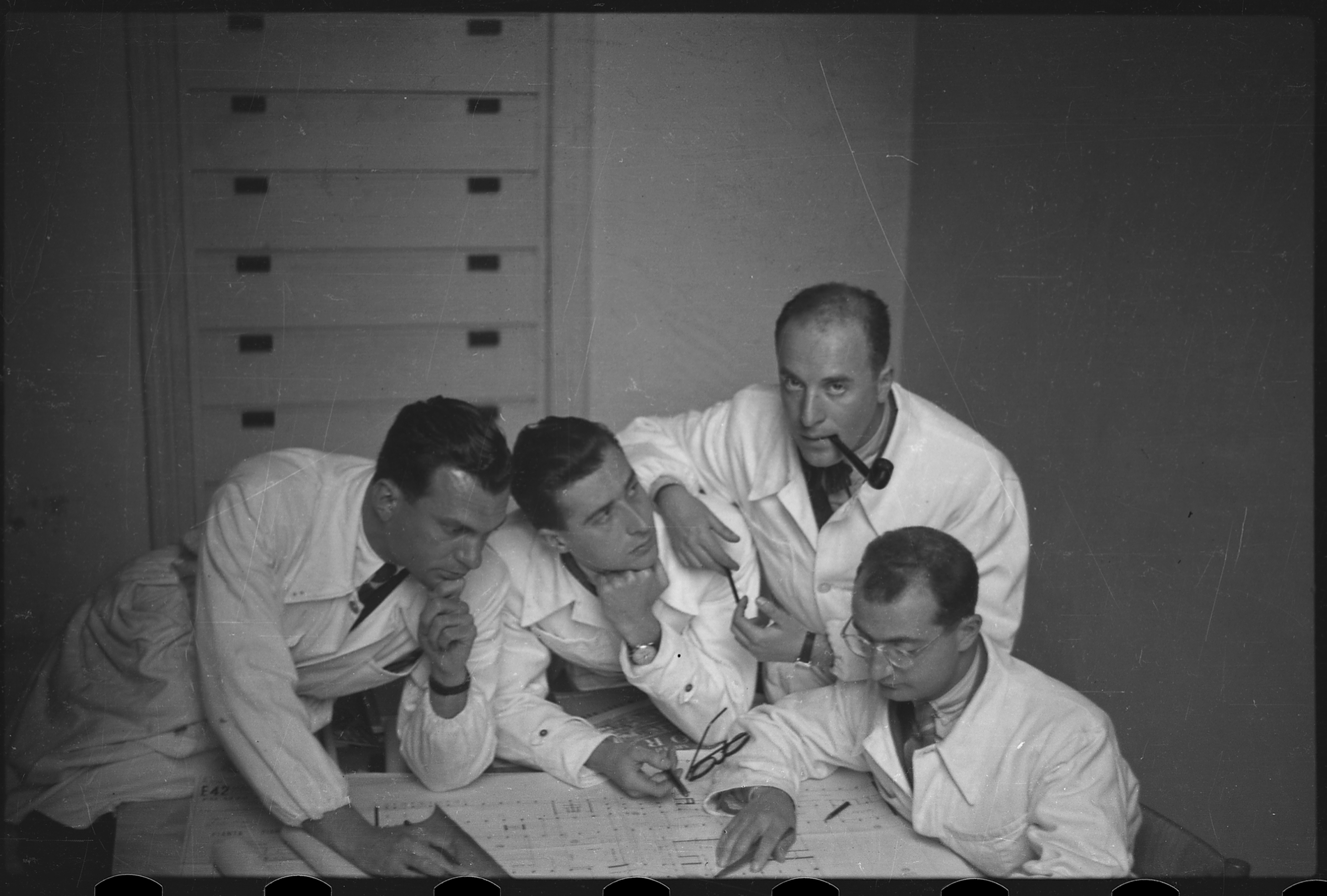 BBPR al lavoro nello studio di via Borgonuovo, Milano, anni Trenta. Da sinistra: Enrico Peressutti, Lodovico Belgiojoso, Ernesto Rogers e Gianluigi Banfi