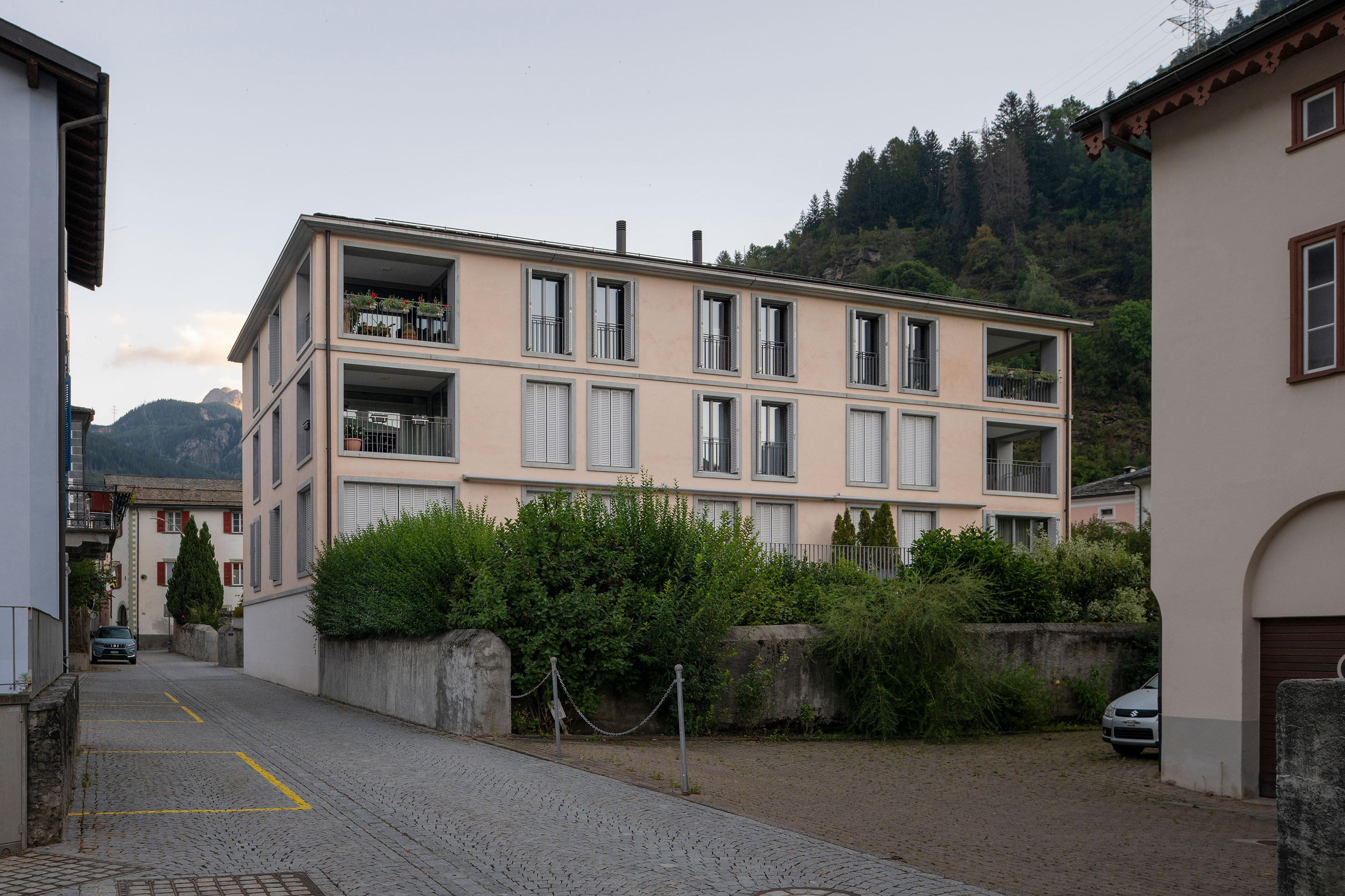 Der Neubau von FANZUN Architekten von 2011 orientiert sich an den charakteristischen Merkmalen des historischen Dorfkerns.