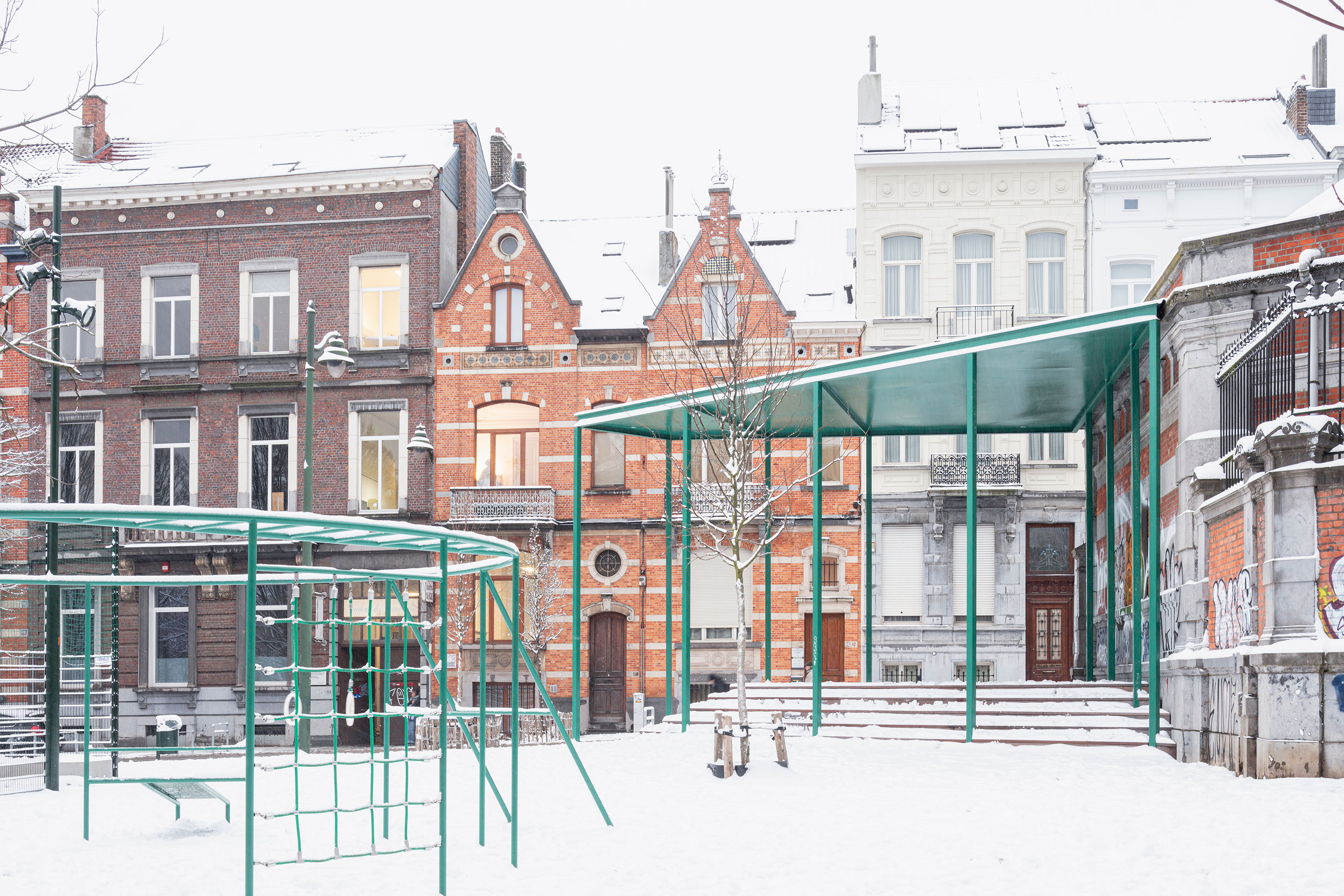 Die Neugestaltung der Place Marie Janson von Studio Paola Viganò. Ein Workshop mit Anwohnerinnen und Geschäftsinhabern, der im Rahmen der Neugestaltung des Platzes abgehalten wurde, brachte die Idee, zwei der angrenzenden Strassen, die derzeit über hundert Parkplätze verfügen, zu Fussgängerzonen mit eingeschränktem Verkehr zu machen.