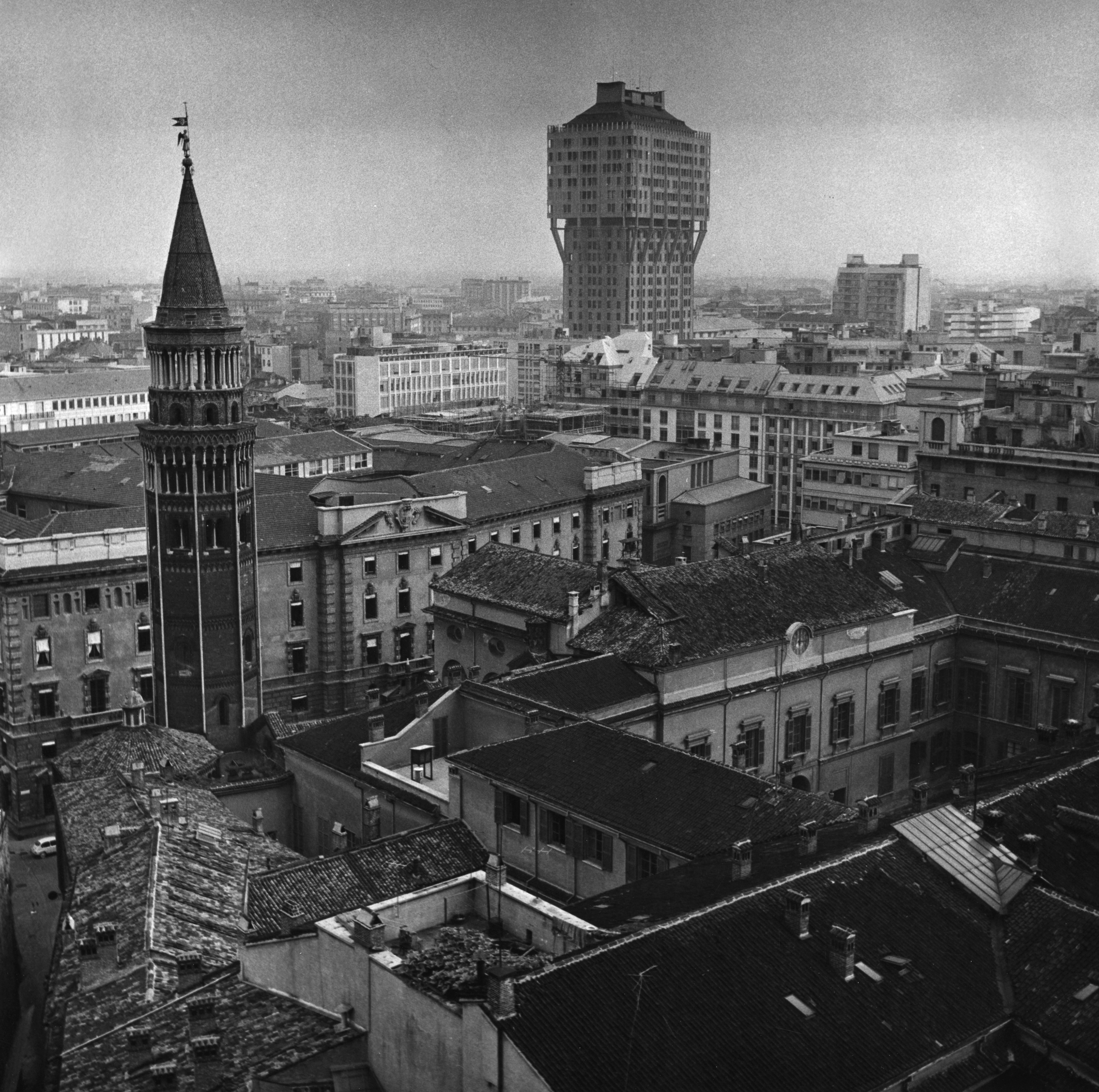Torre Velasca con il campanile della chiesa di San Gottardo in primo piano, Milano, anni Cinquanta
