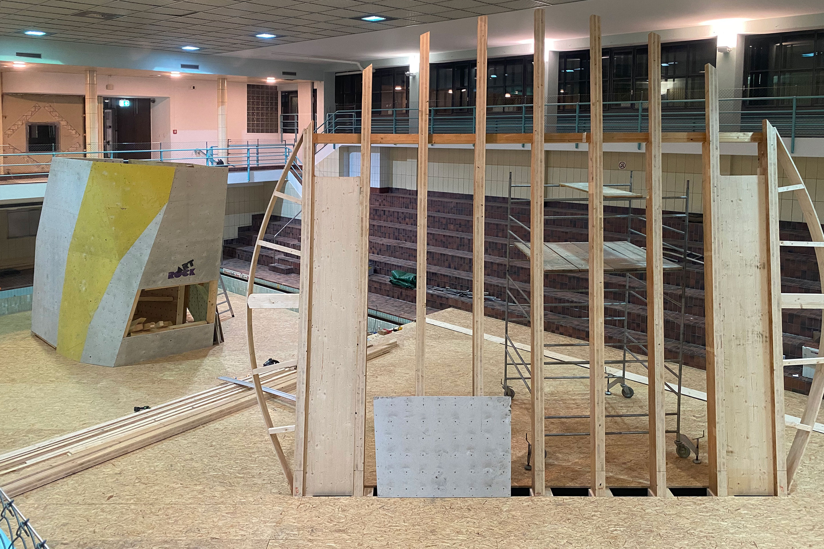 Die freistehende, geneigte Kletterscheibe in der zeitweiligen Boulderhalle im Berner Hallenbad Hirschengraben ist eine klettertechnische Innovation und war nur aufgrund des eingebauten Zwischenbodens realisierbar.