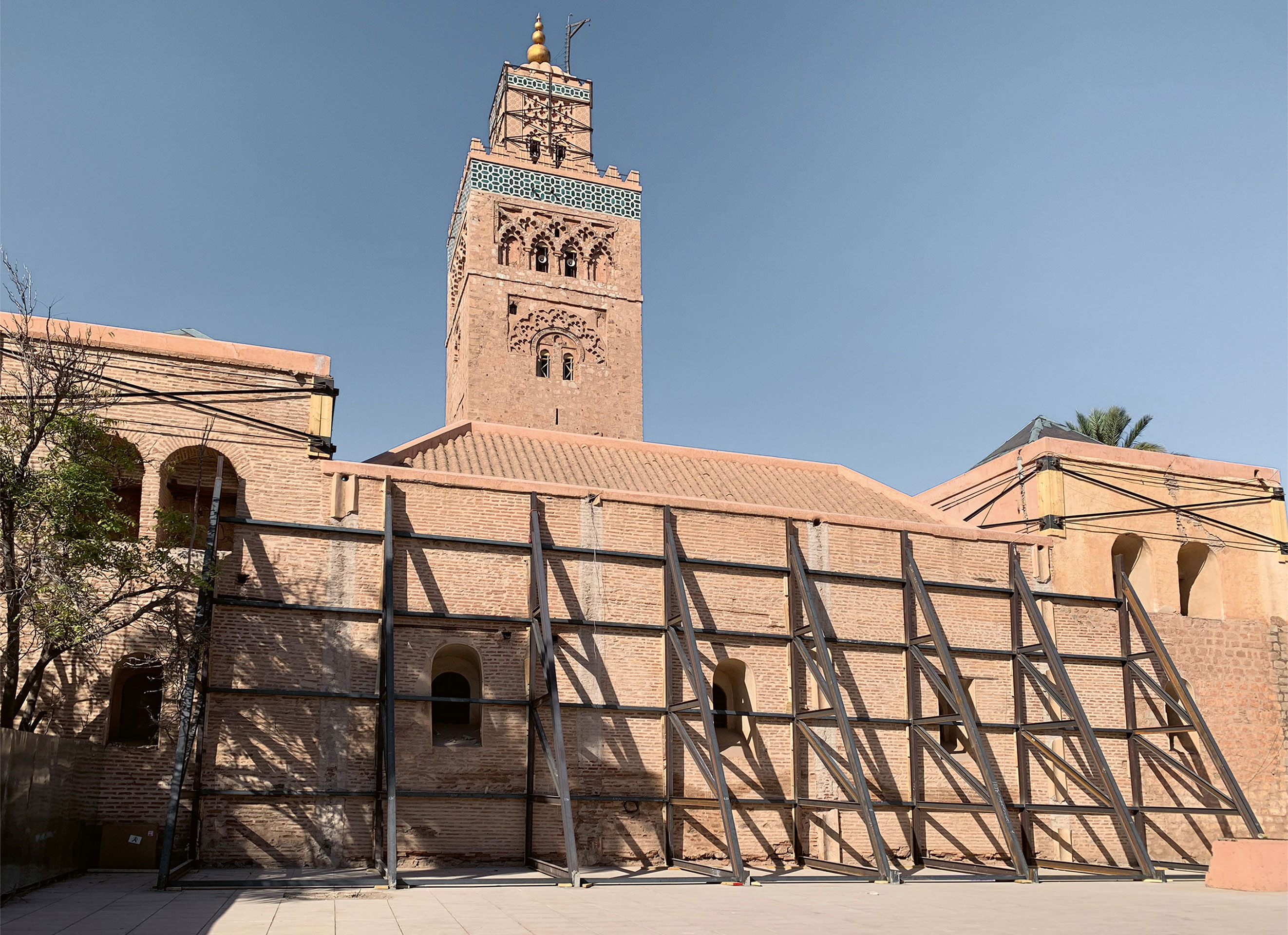 Abgestützte Südostfassade und Minarett der Koutoubia-Moschee in Marrakesch.