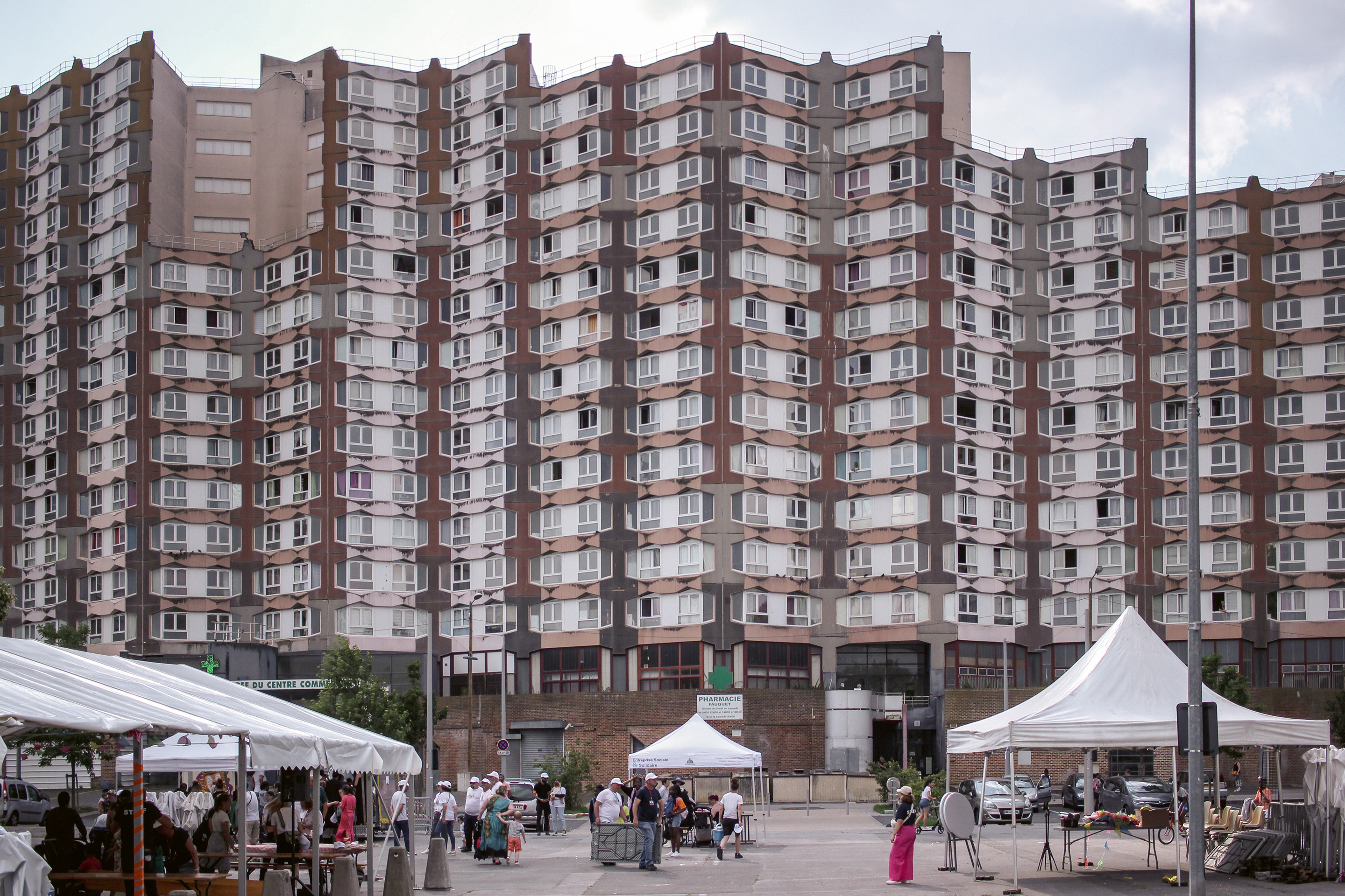 L’immeuble Les Coursives, construit en 1976 et rénové en 2010. 350 logements et le centre commercial seront démolis en 2029