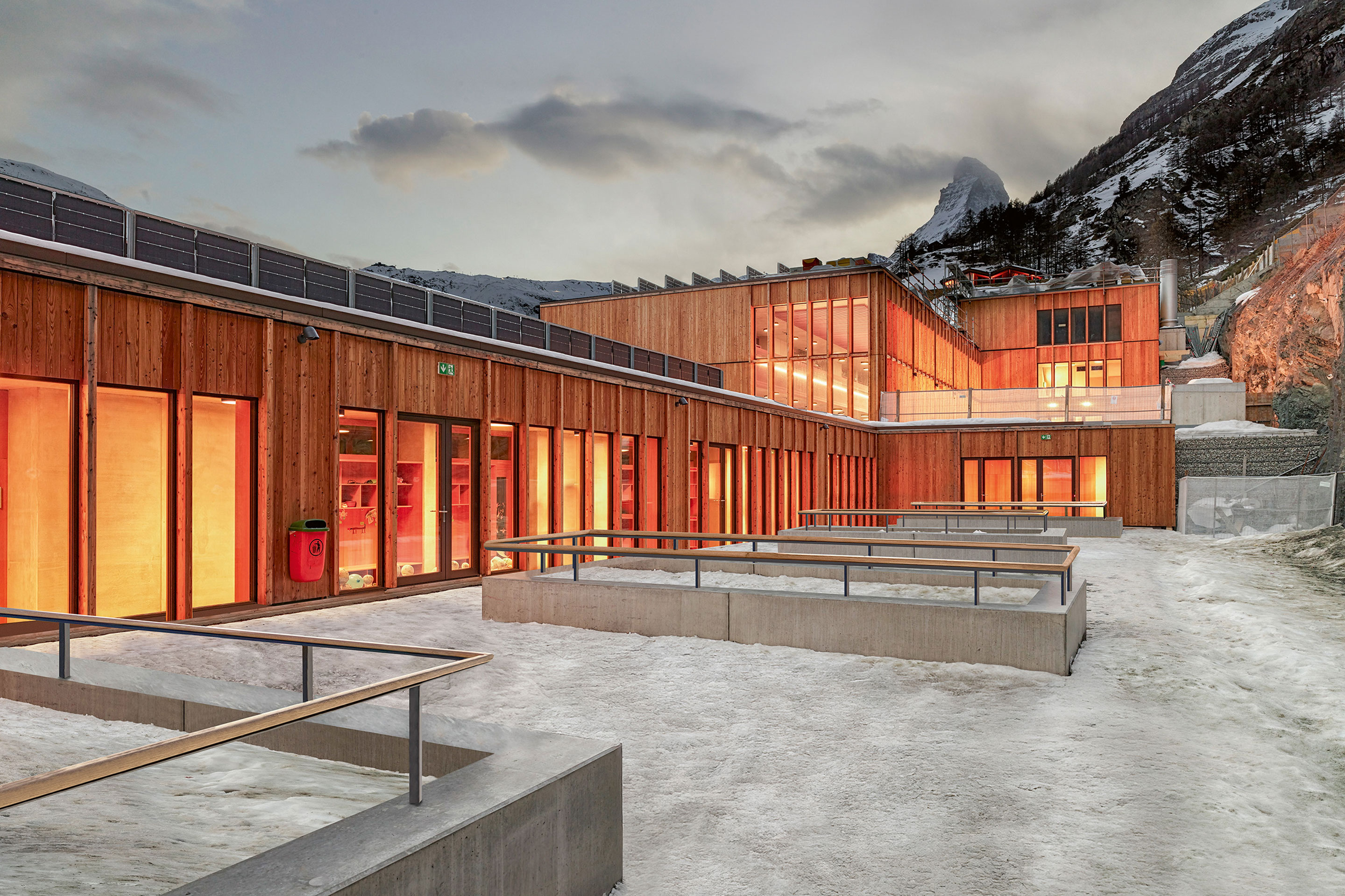 Le toit, utilisé comme cour de récréation, offre de nombreuses vues sur l’intérieur du bâtiment ainsi qu’un panorama sur le Cervin.