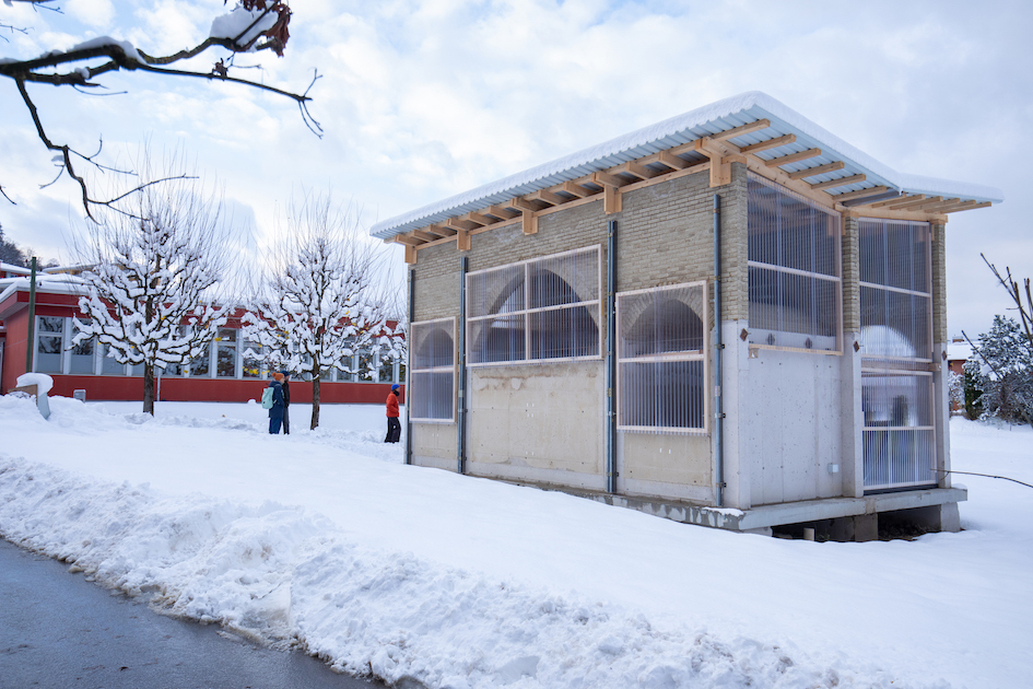 An der Fassade des Manal Pavillons werden die drei Baustoffe sichtbar: tragende Wände aus Abbruchmaterial und dem Bindemittel «Oxacrete Oulesse»,  nichttragende Wände aus Lehm und dem Zusatzmittel «Oxacrete Nossim» und Rundbögen aus einem mit «Oxabrick Loko» stabilisierten Lehmstein.