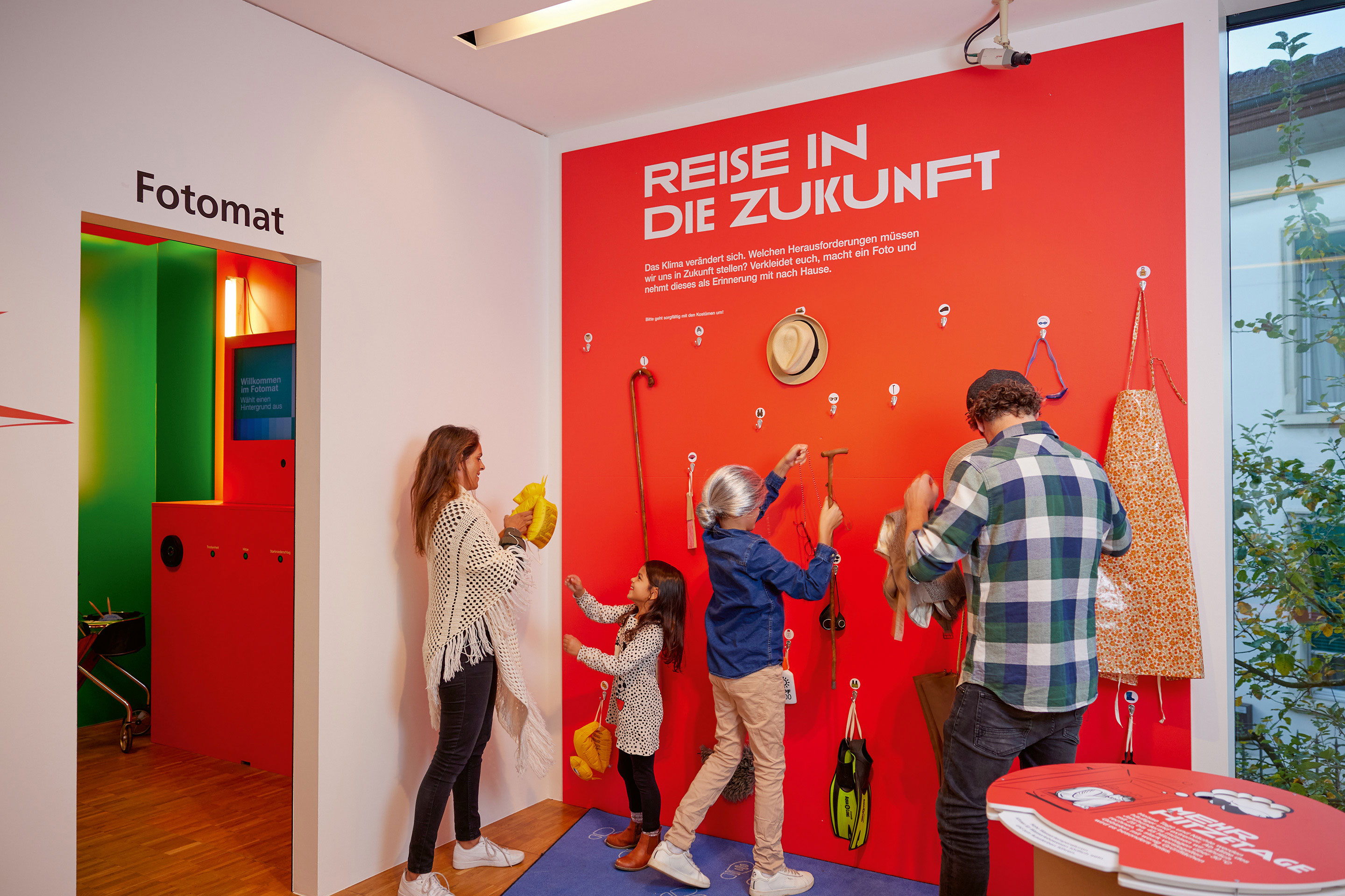 Die «Reise in die Zukunft» führt in eine Welt, die nicht nur heisser und trockener wird, sondern auch Unwetter erlebt. Kinder können in diese Zukunft eintauchen und Fotos davon mit nach Hause nehmen.