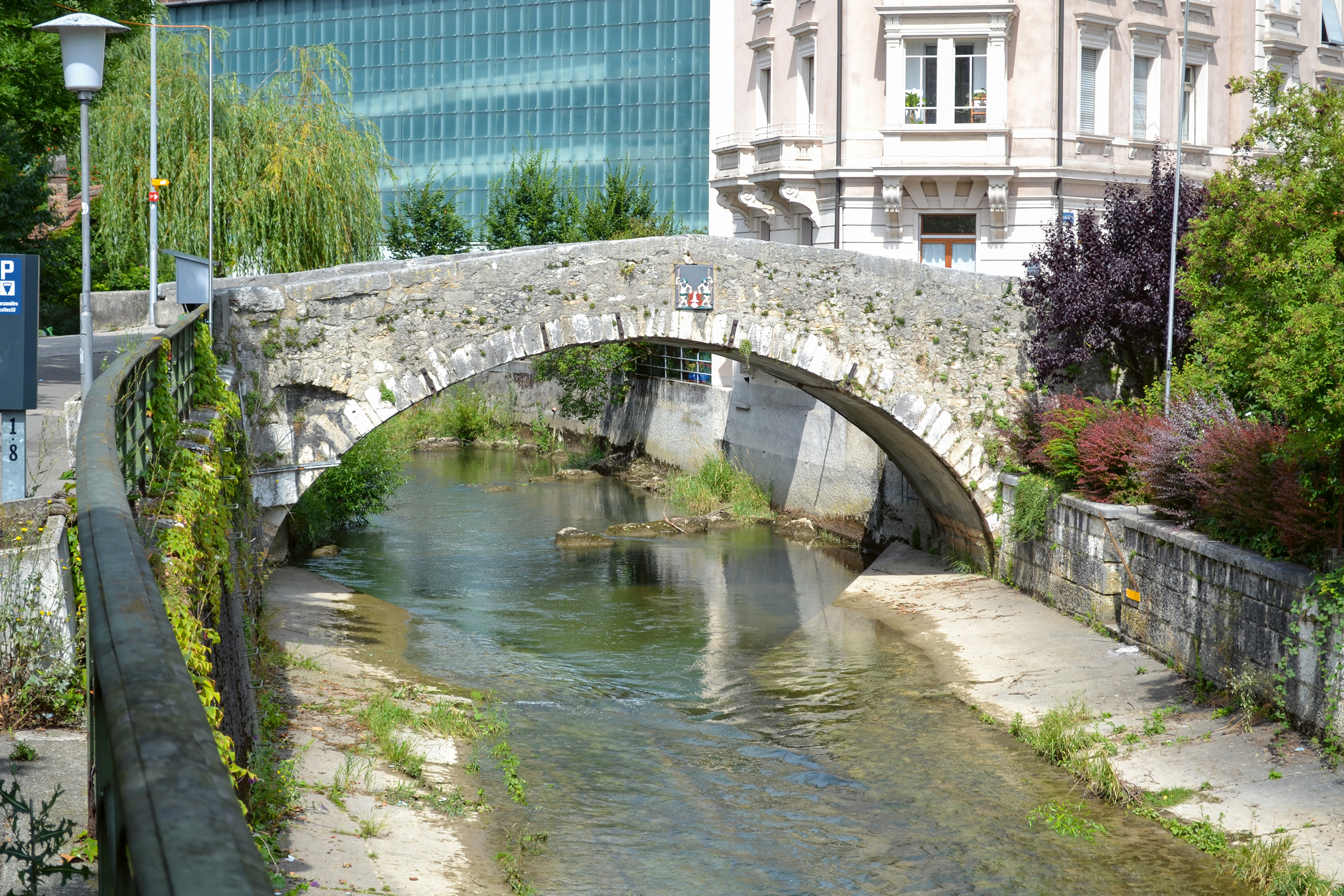 Le pont de la Maltière avant les travaux. On distingue également le radier qui occupait le lit de la rivière.