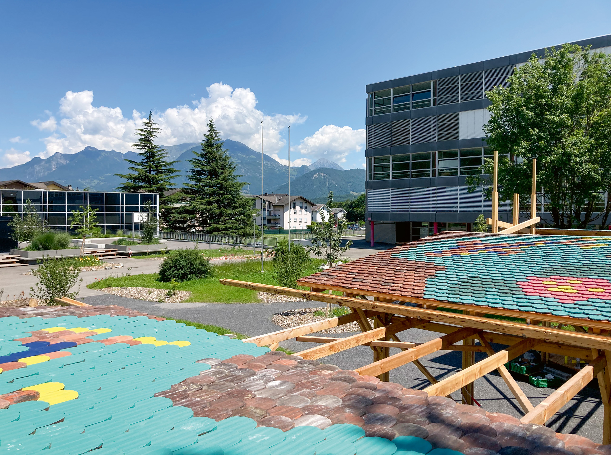 Une fresque en tuiles de réemploi prend place sur la nouvelle structure.