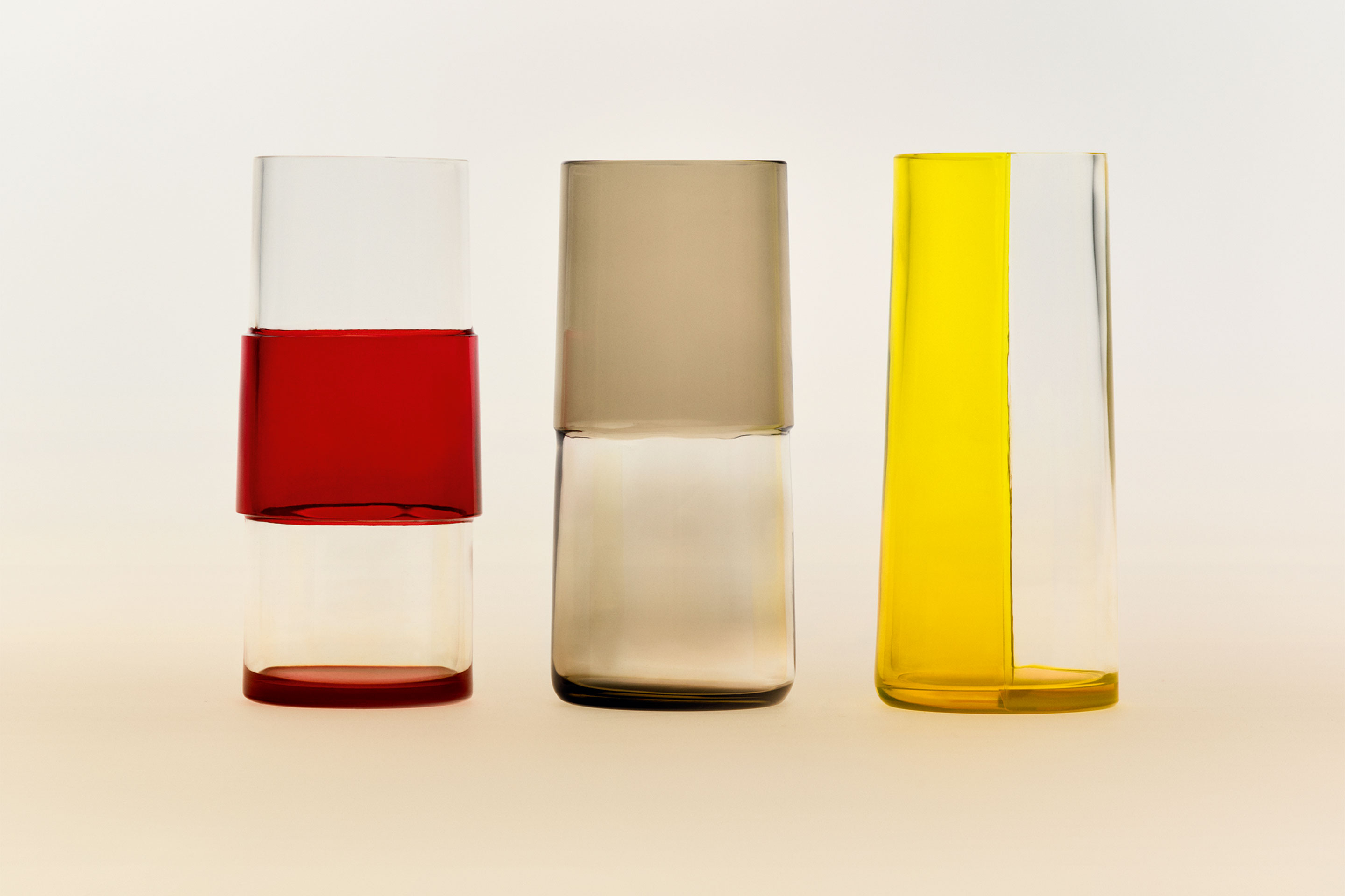 Zu den neuen Produkten bei zählen Hermès farbige Gläser, bei denen das Glas kalt geschliffen wird, um Streifen oder Schachbrettmuster zu erzeugen.