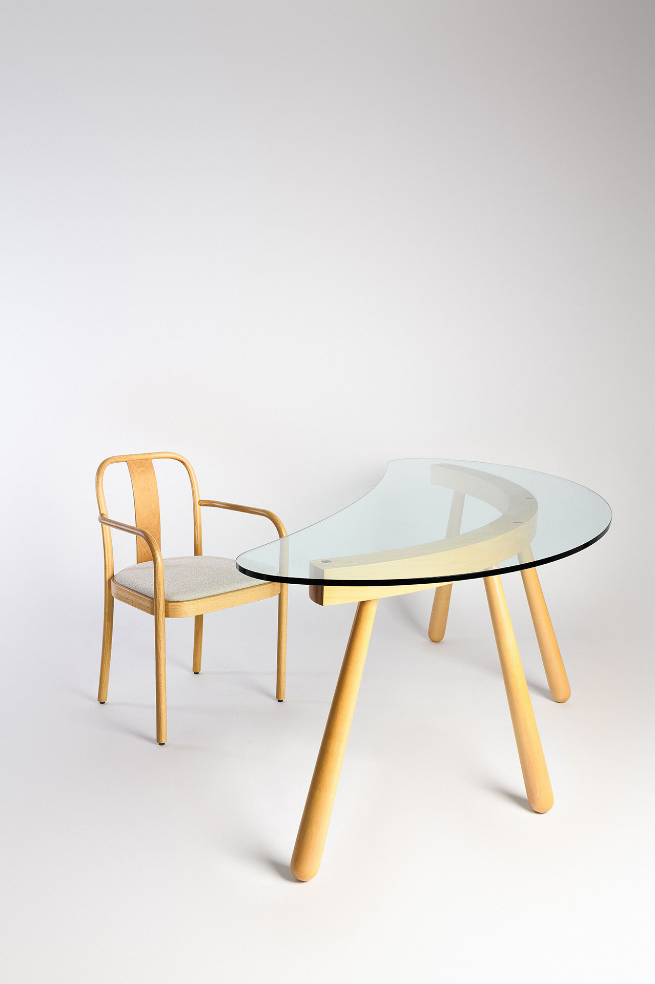 Bei Gebrüder Thonet Vienna stieg man in die Archive: Mit dem «Boomerang»-Schreibtisch wird ein Entwurf des Altmeisters Enzo Mari neu aufgelegt.