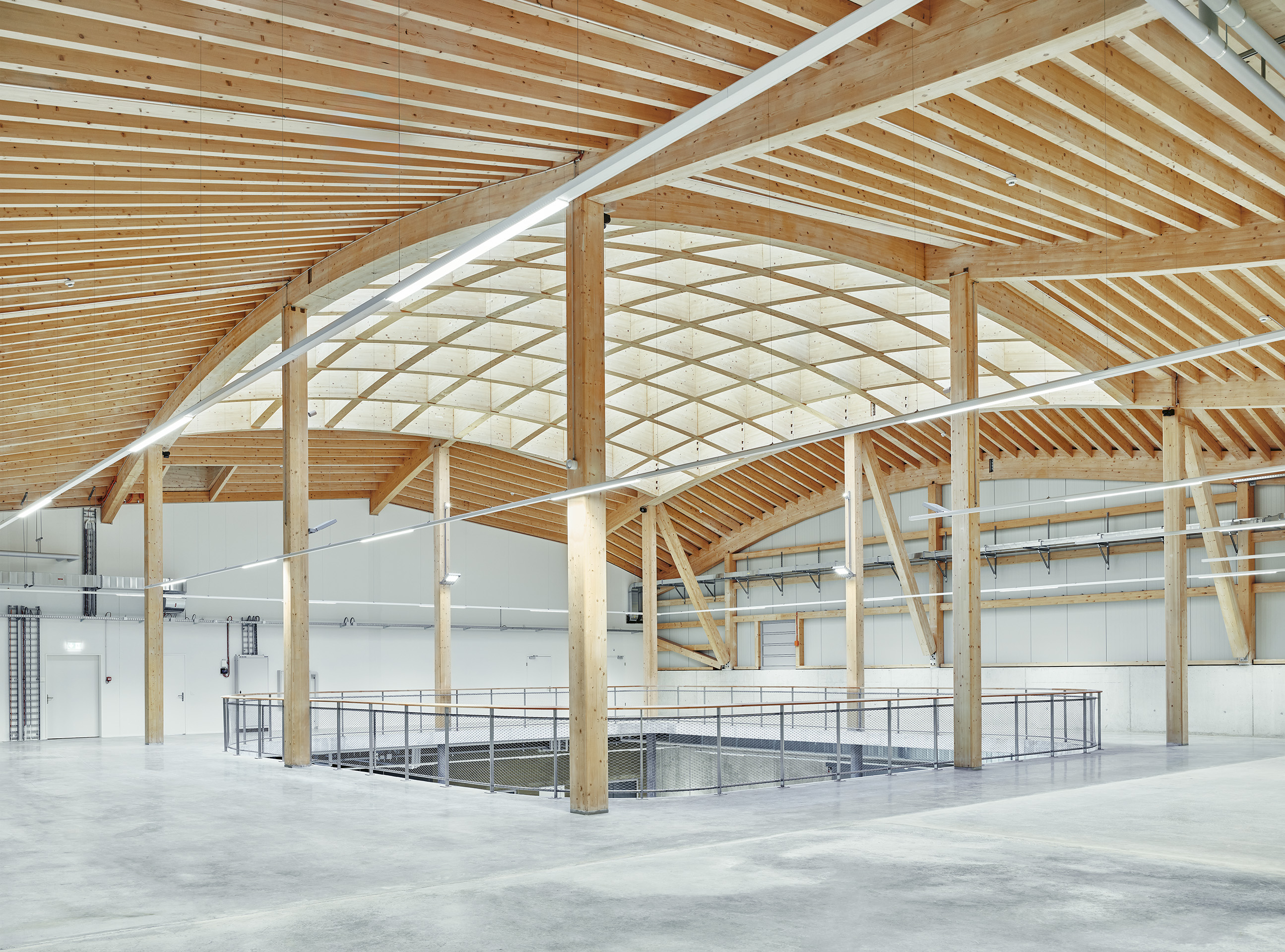 La toiture bidirectionnelle d’abord imaginée pour la place du marché a ensuite été adaptée en un système monodirectionnel pour en faciliter la mise en œuvre.