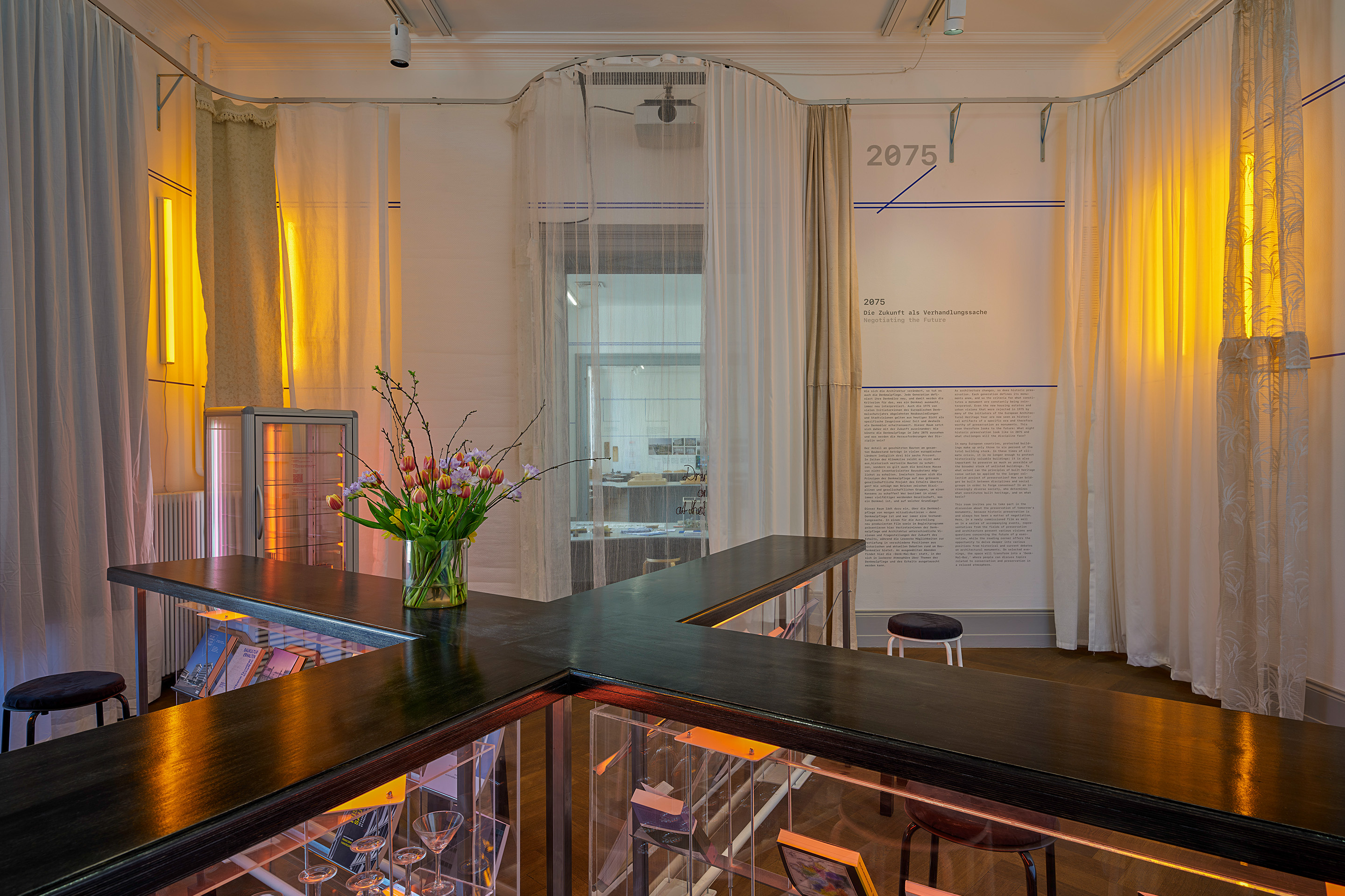 Die «Denk-Mal-Bar» am Ende der Ausstellung lädt dazu ein, über die Zukunft von Architektur und Denkmalpflege zu diskutieren. Sie besteht aus Materialien und Möbeln vergangener Ausstellungen.