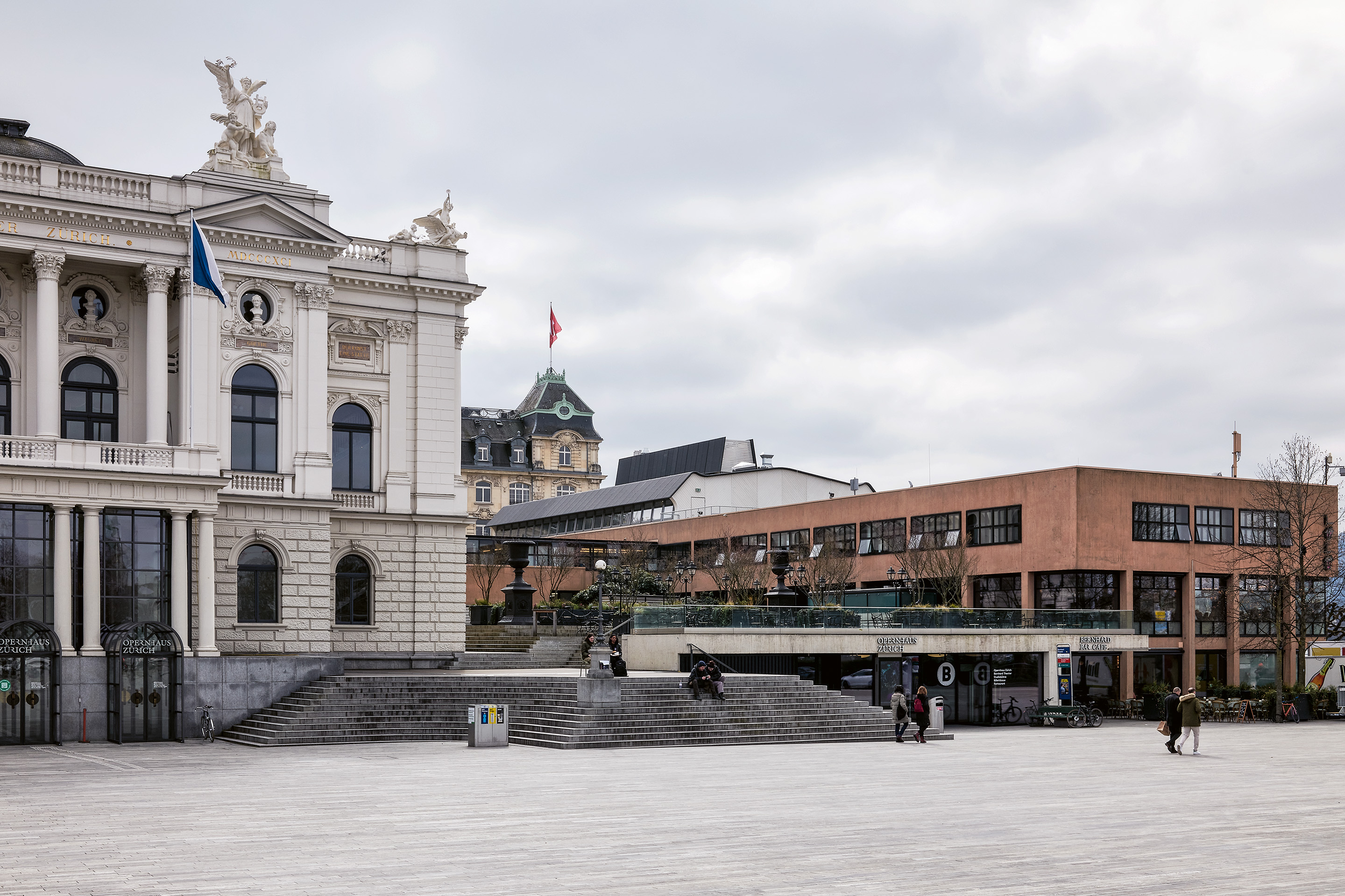 Vom Sechseläutenplatz aus gesehen, fügt sich der Überbrückungsbau auffallend zurückhaltend in das historische Konglomerat ein.