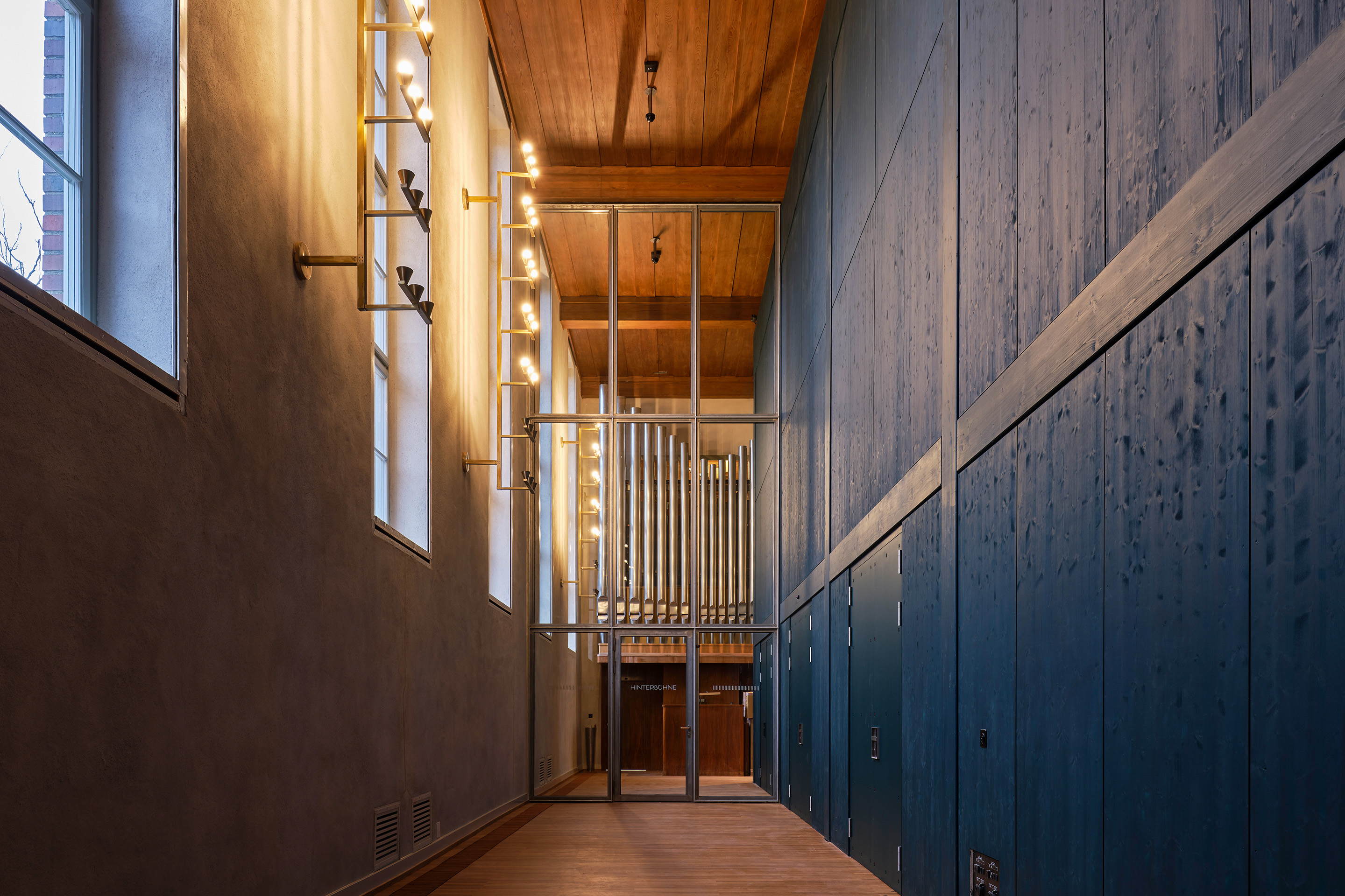 Bei der Umnutzung des 1931 erbauten, denkmalgeschützten Gemeindehauses Oekolampad in Basel griffen Vécsey*Schmidt Architekt*innen nur wo nötig in den Bestand ein. Blick in den ehemaligen Kirchensaal mit eingebautem Theater.