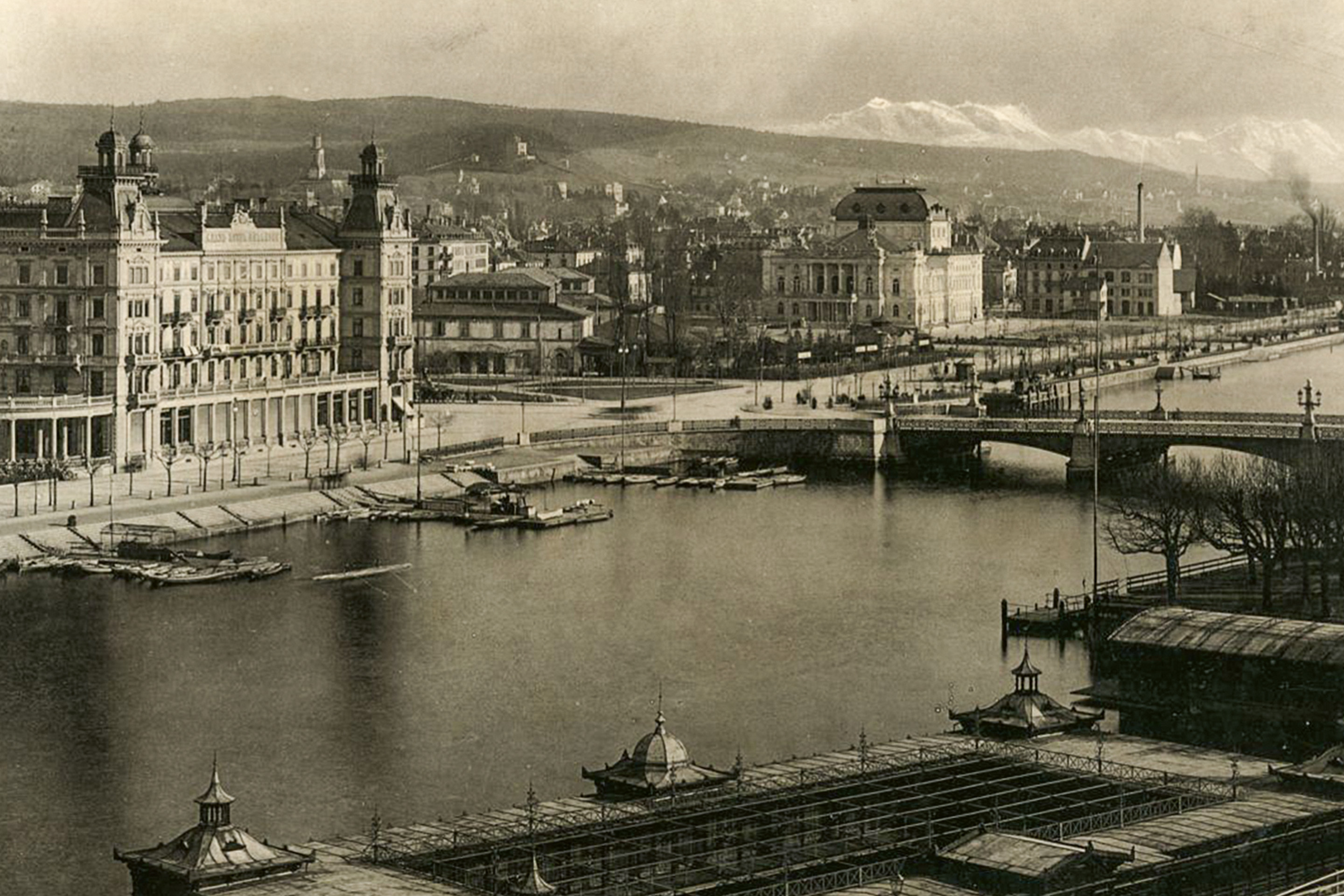 Blick auf das neue Stadttheater und die bis 1895 an dem Ort existierende Tonhalle (Aufnahme ca. 1895).