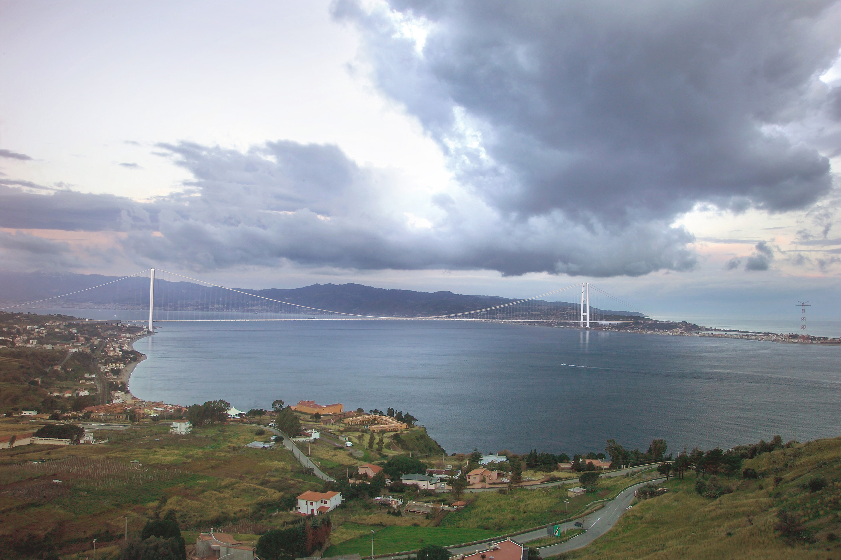 Visualisation du projet de pont sur le détroit de Messine, qui reliera la Sicile au continent avec un tablier suspendu de 3300 m, établissant ainsi le record pour ce type de ponts. (Stretto di Messina S.p.A.)