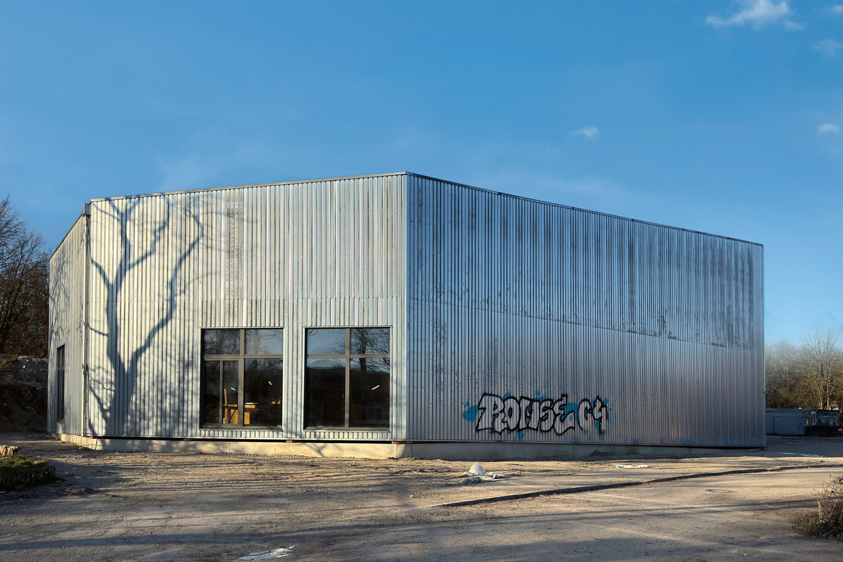 Der neue Standort des ehemaligen St. Galler Theaterprovisoriums in Ingolstadt ist zwar auch von Natur umgeben,  aber anders als in St. Gallen nicht an ein bestehendes Haus angebunden.