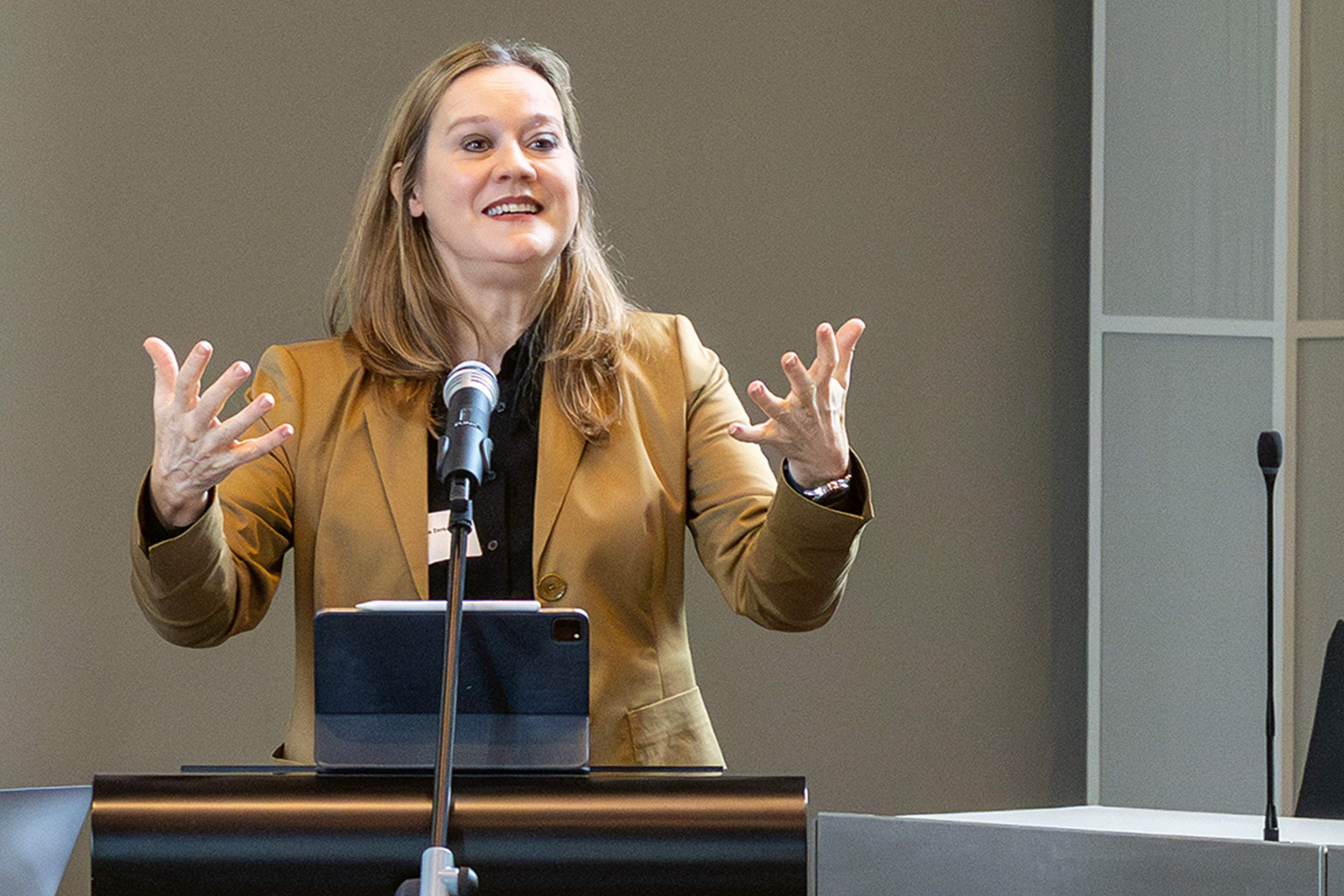 Susanne Zenker an der SIA-Delegiertenversammlung vom 9. Mai 2025 in Chur. Sie ist Architektin und führt den SIA seit dem 1. Juli 2024 als Präsidentin.